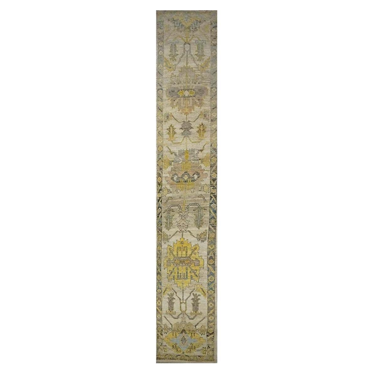 21e siècle Tapis de course turc Oushak 3X18 or, ivoire et anthracite fait à la main en vente
