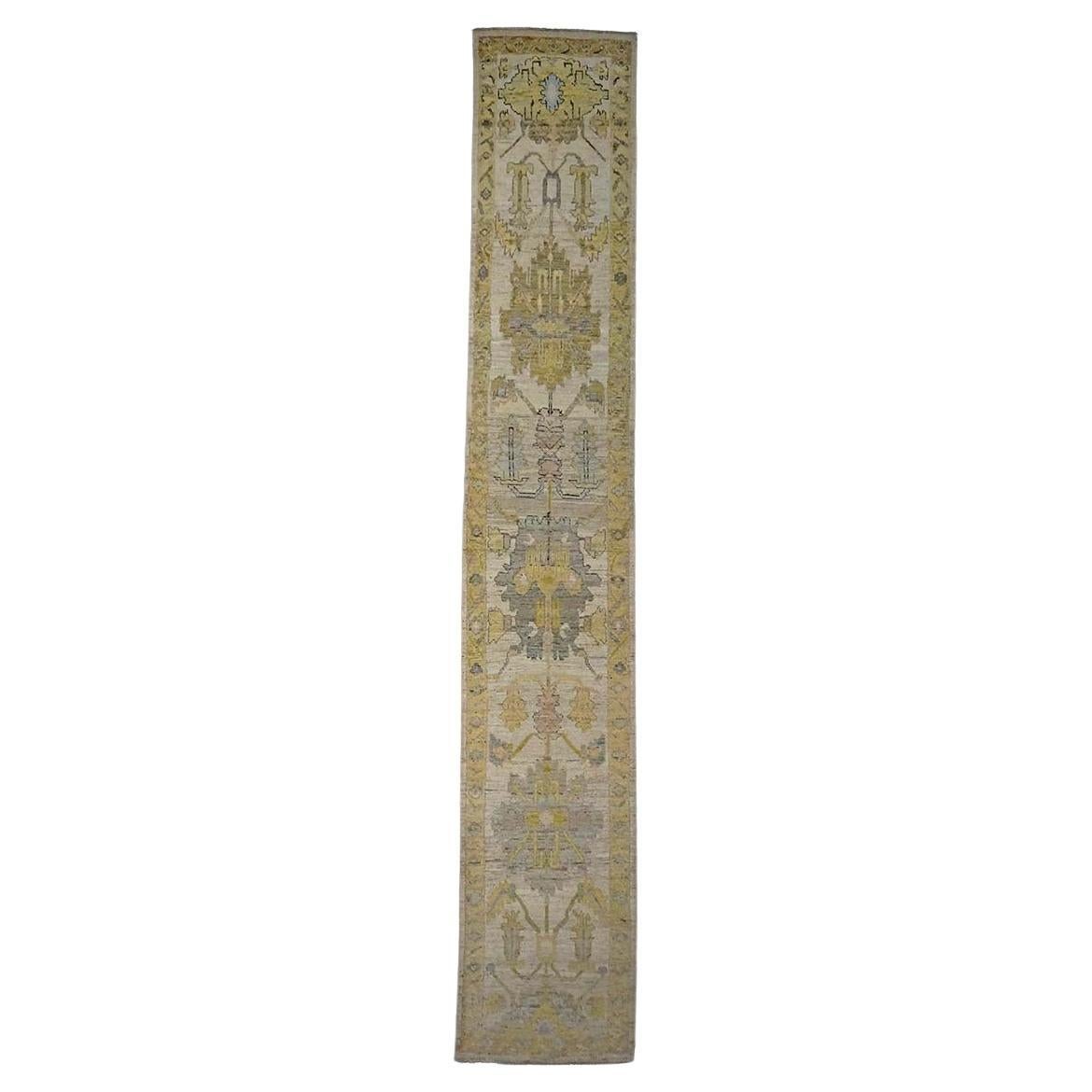 Tappeto Oushak turco del 21° secolo 3X18 Oro, avorio e carbone fatto a mano