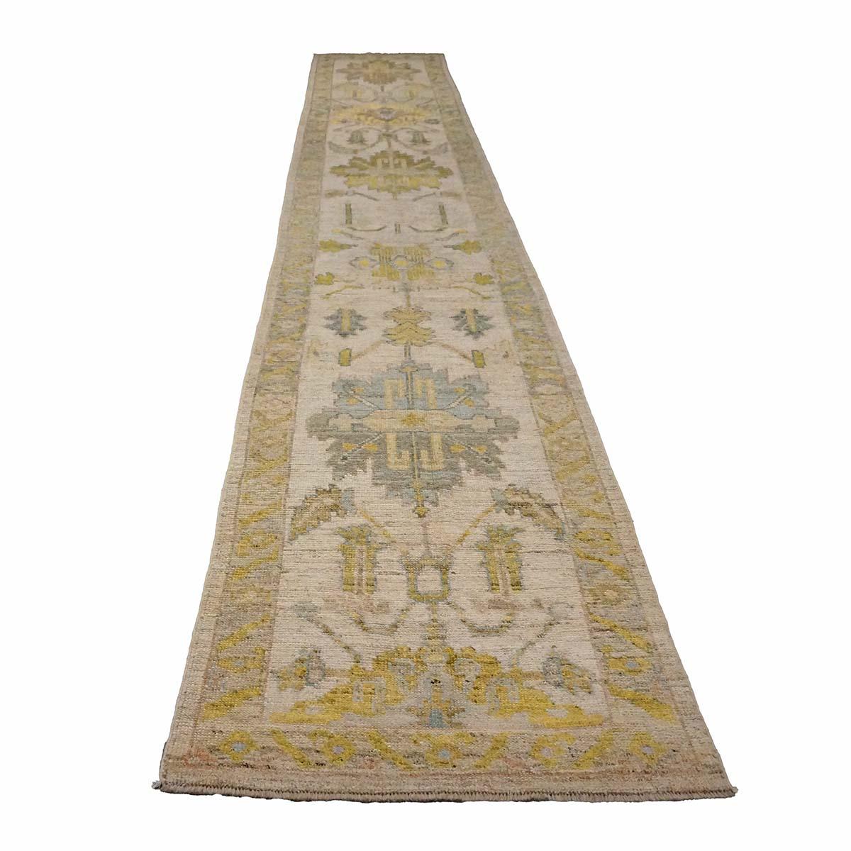   Ashly Fine Rugs présente un tapis turc Oushak 3X19 du 21e siècle, fabriqué à la main. Les tissages d'Oushak ont commencé juste au sud d'Istanbul, dans une région qui allait donner son nom au tapis, Oushak. Bien que les nomades aient d'abord