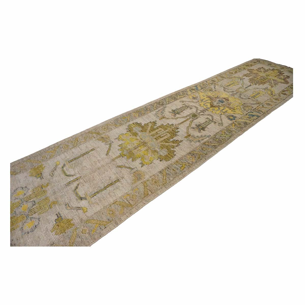 Tissé à la main 21st Century Turkish Oushak 3X19 Gold& Ivory Handmade Area Rug (Tapis de sol turc 3X19 or et ivoire fait à la main) en vente