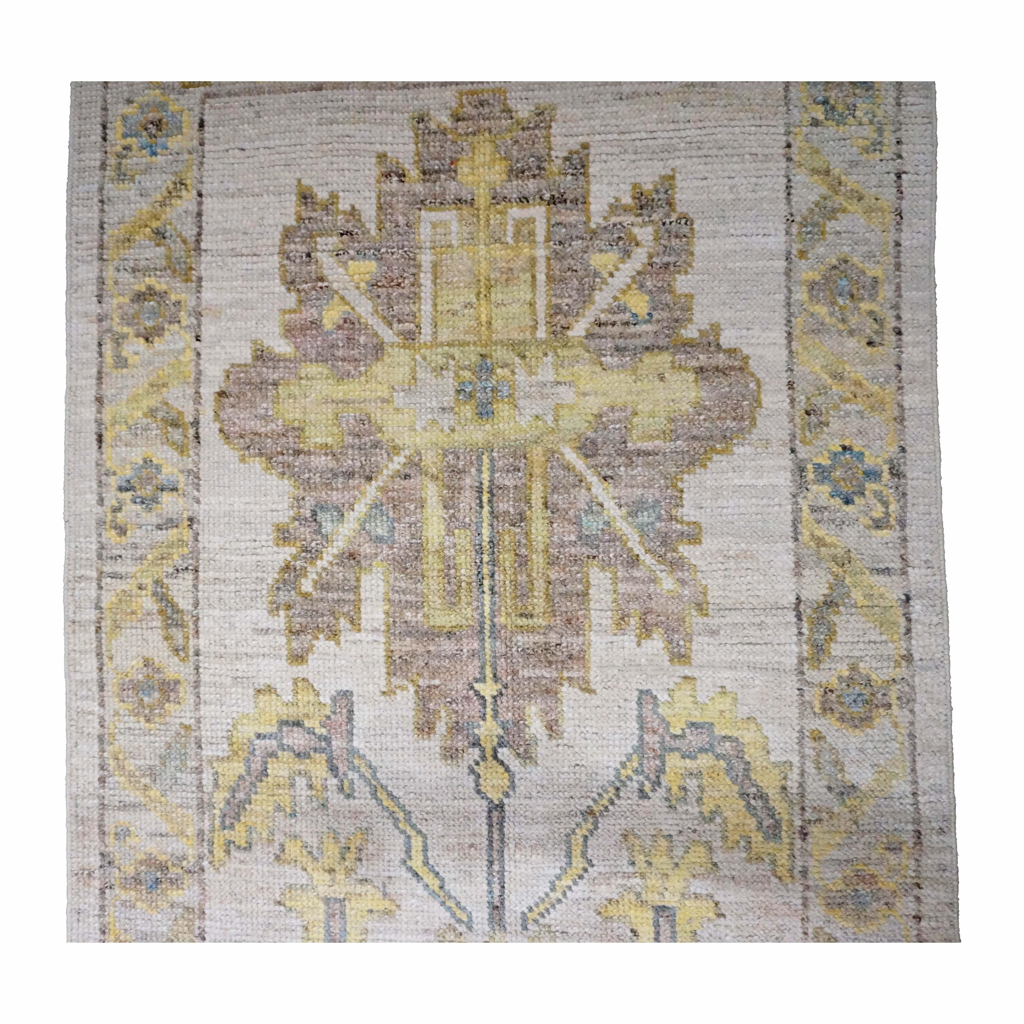 Laine 21st Century Turkish Oushak 3X19 Gold& Ivory Handmade Area Rug (Tapis de sol turc 3X19 or et ivoire fait à la main) en vente