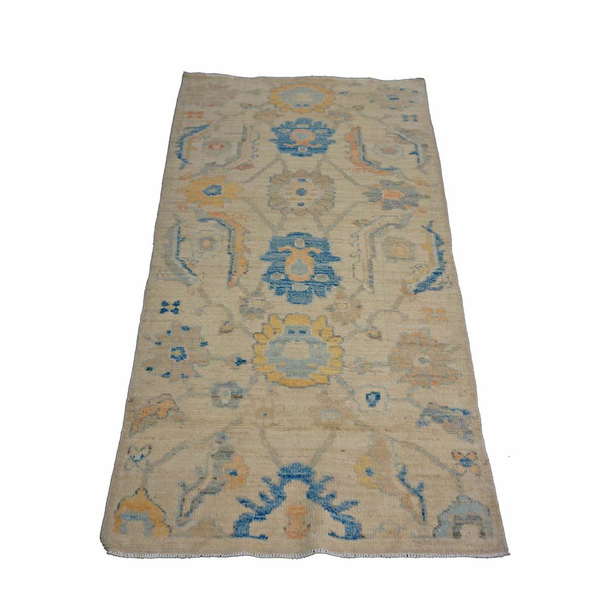   Ashly Fine Rugs präsentiert einen türkischen Oushak 3X6 handgefertigten Teppich des 21. Jahrhunderts. Die Oushak-Knüpfungen begannen an einem Ort südlich von Istanbul, in einer Region, die der Namensgeber des Teppichs werden sollte, Oushak. Obwohl