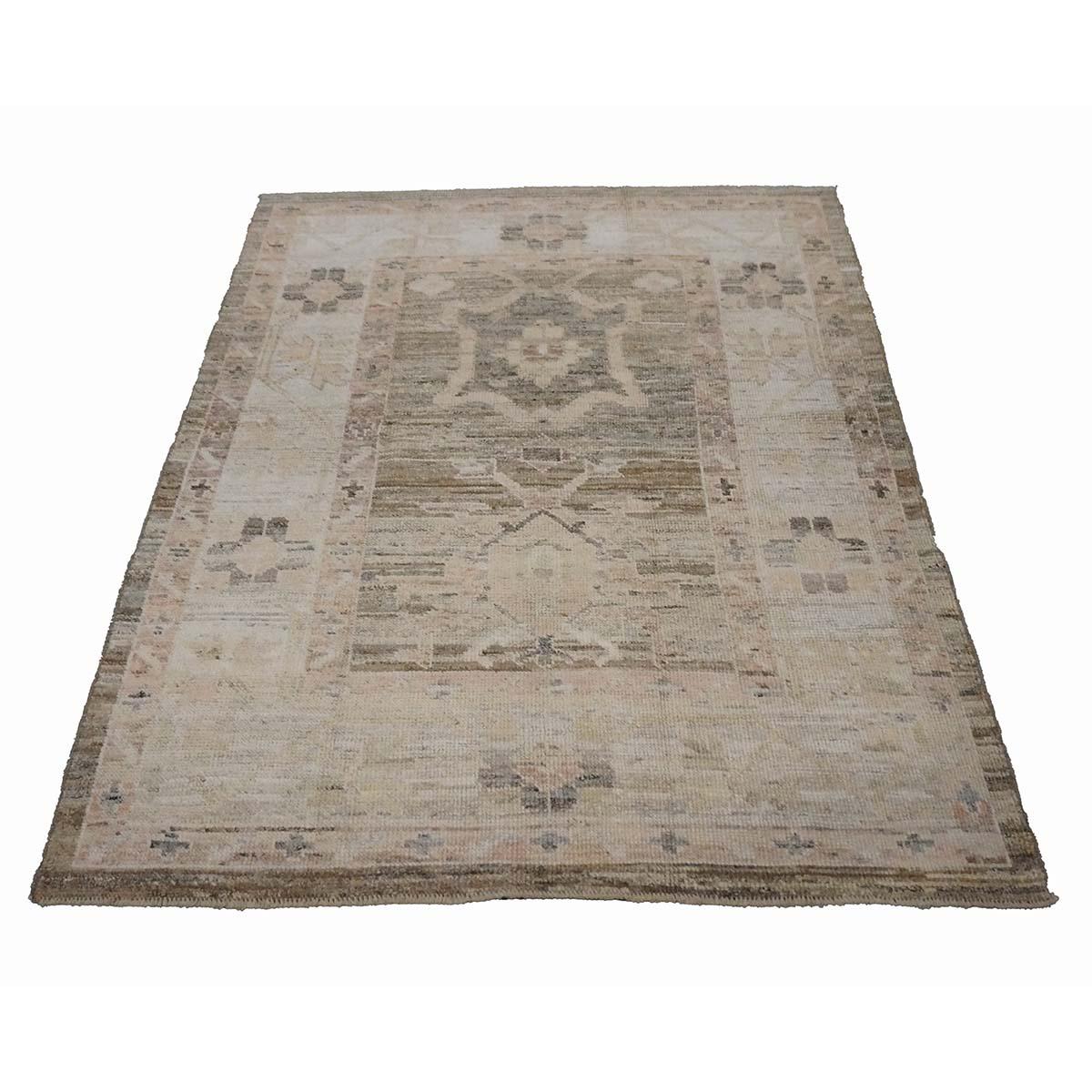   Ashly Fine Rugs présente un tapis turc Oushak 4x6 du 21e siècle, fabriqué à la main. Les tissages d'Oushak ont commencé juste au sud d'Istanbul, dans une région qui allait donner son nom au tapis, Oushak. Bien que les nomades aient d'abord produit