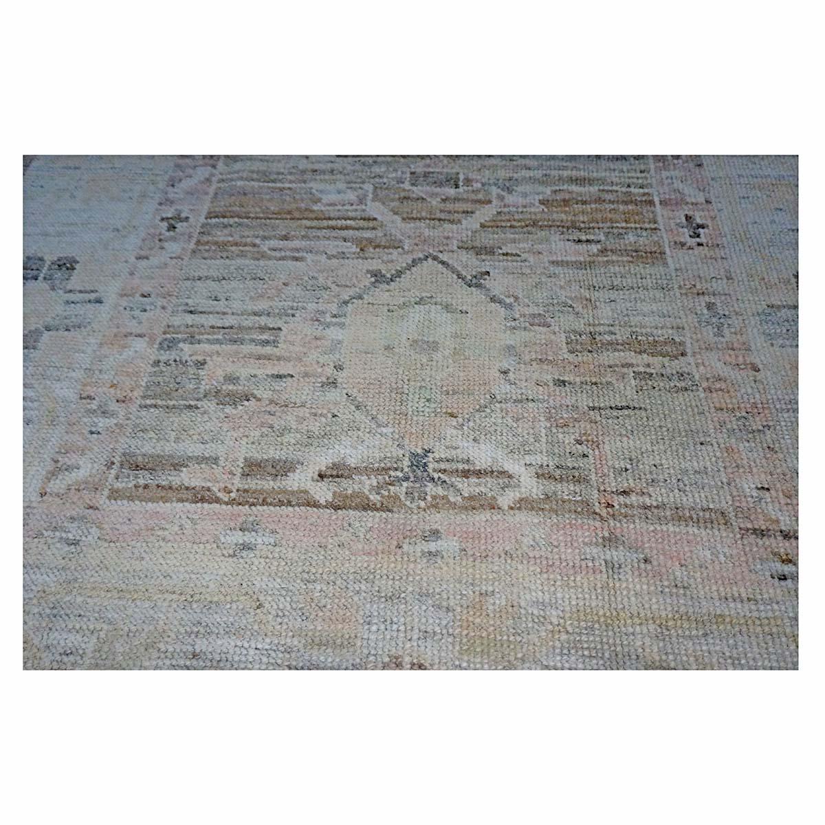 XXIe siècle et contemporain 21st Century Turkish Oushak 4X6 Gold, Charcoal & Ivory Handmade Area Rug (Tapis de sol turc Oushak 4X6 or, anthracite et ivoire) en vente