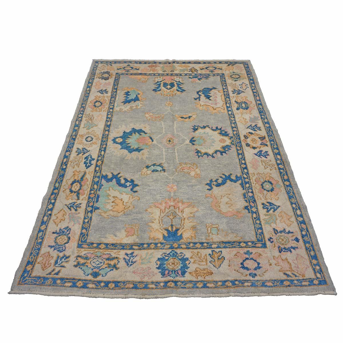   Ashly Fine Rugs präsentiert einen türkischen Oushak 5x7 handgefertigten Teppich des 21. Jahrhunderts. Die Oushak-Knüpfungen begannen an einem Ort südlich von Istanbul, in einer Region, die zum Namensgeber des Teppichs wurde: Oushak. Obwohl die