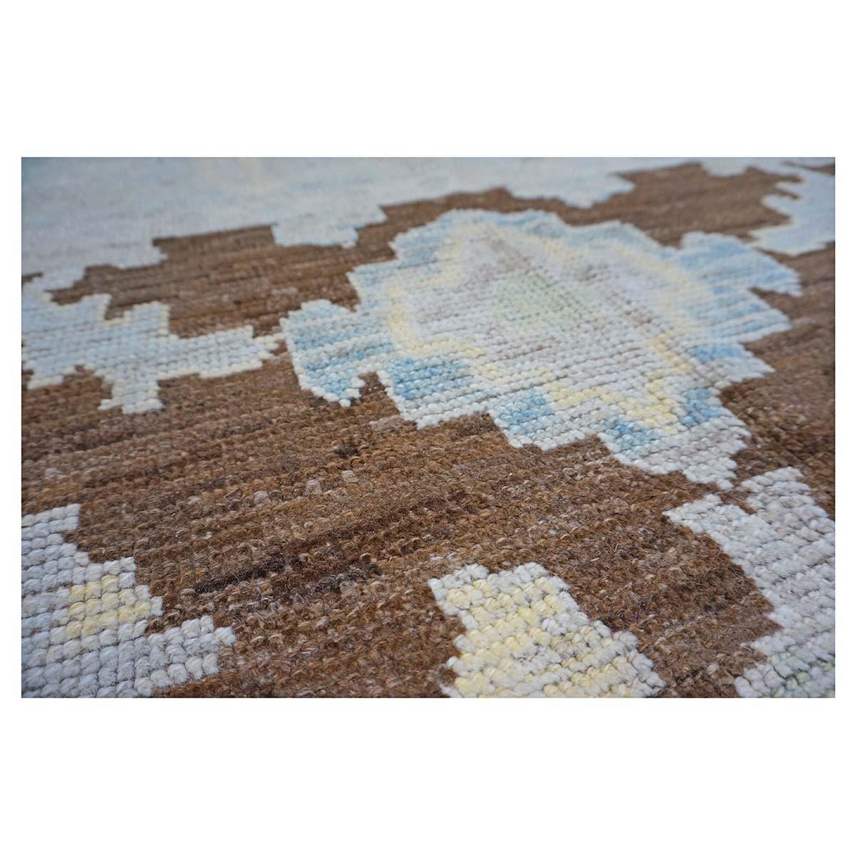 21e siècle Tapis turc Oushak 7x10 Ivoire et marron fait main en vente 4