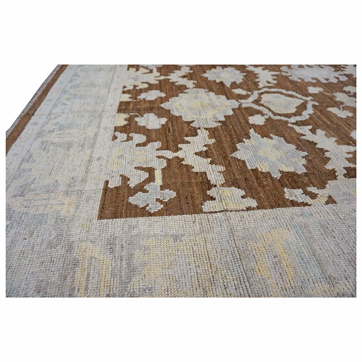 Tissé à la main 21e siècle Tapis turc Oushak 7x10 Ivoire et marron fait main en vente