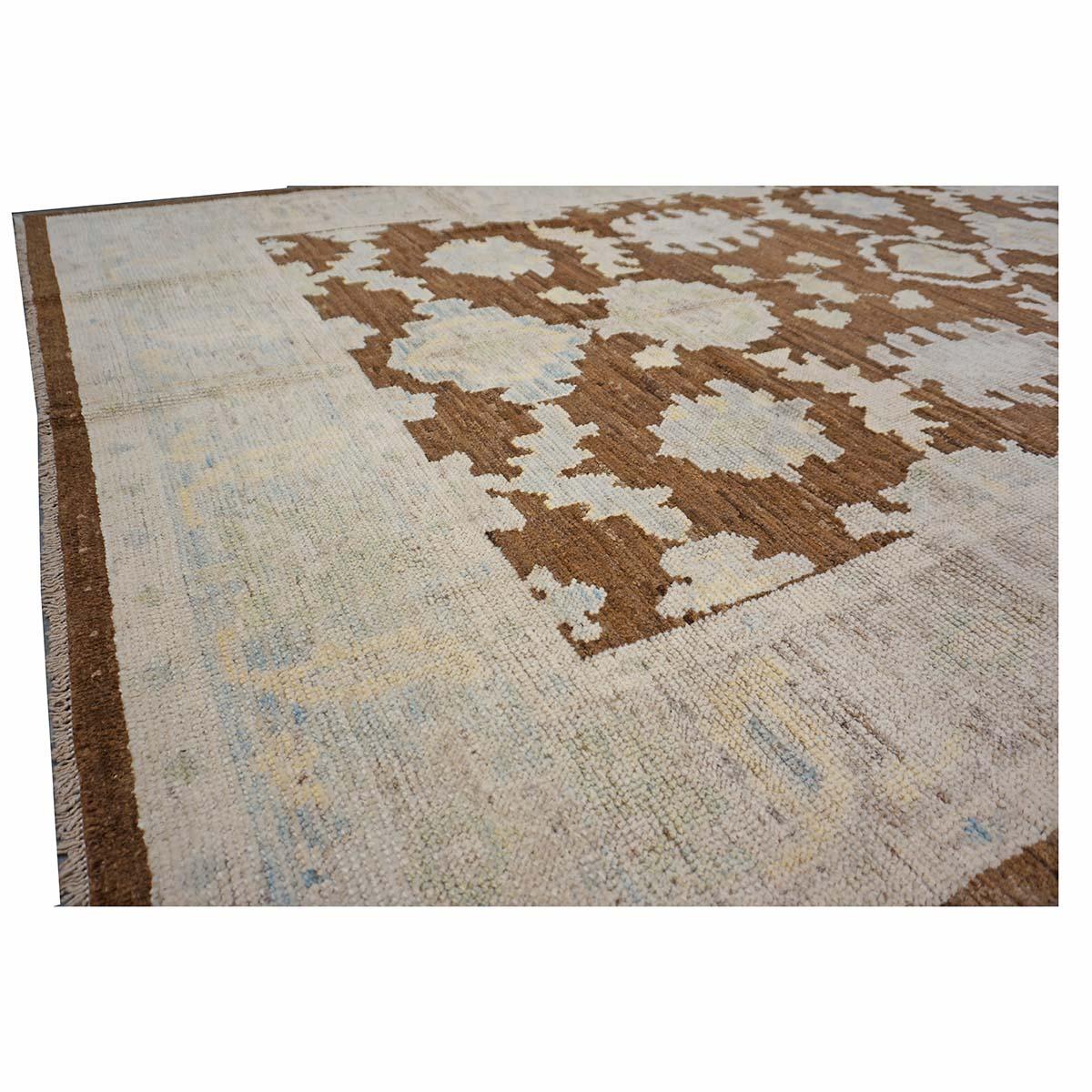 21e siècle Tapis turc Oushak 7x10 Ivoire et marron fait main Excellent état - En vente à Houston, TX