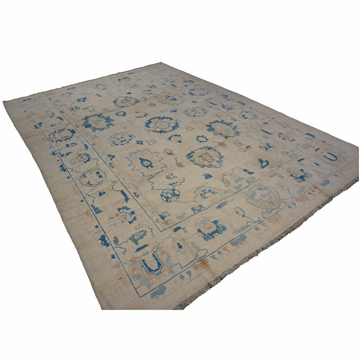   Ashly Fine Rugs präsentiert einen handgefertigten türkischen Oushak 8X10-Teppich des 21. Jahrhunderts. Die Oushak-Knüpfungen begannen an einem Ort südlich von Istanbul, in einer Region, die der Namensgeber des Teppichs werden sollte, Oushak.