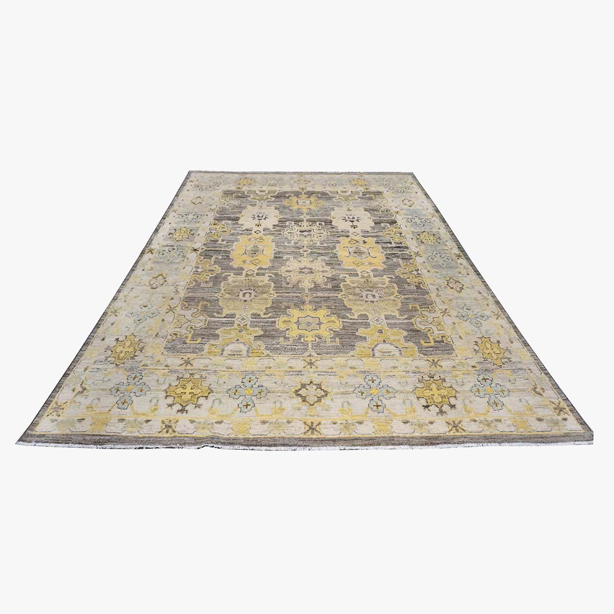   Ashly Fine Rugs présente un tapis turc Oushak 8x11 du 21e siècle, fabriqué à la main. Les tissages d'Oushak ont commencé juste au sud d'Istanbul, dans une région qui allait donner son nom au tapis, Oushak. Bien que les nomades aient d'abord