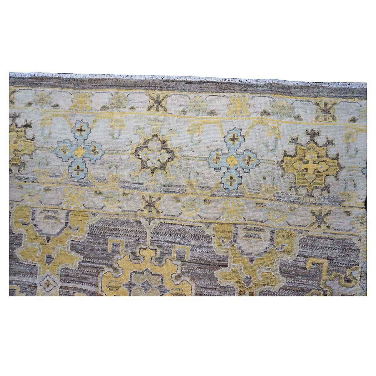 XXIe siècle et contemporain Tapis turc Oushak 8x11 anthracite, jaune et ivoire fait main du 21e siècle en vente