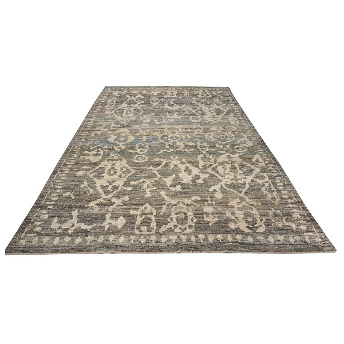   Ashly Fine Rugs präsentiert einen türkischen Oushak 8x12 handgefertigten Teppich des 21. Jahrhunderts. Die Oushak-Knüpfungen begannen an einem Ort südlich von Istanbul, in einer Region, die zum Namensgeber des Teppichs wurde: Oushak. Obwohl die