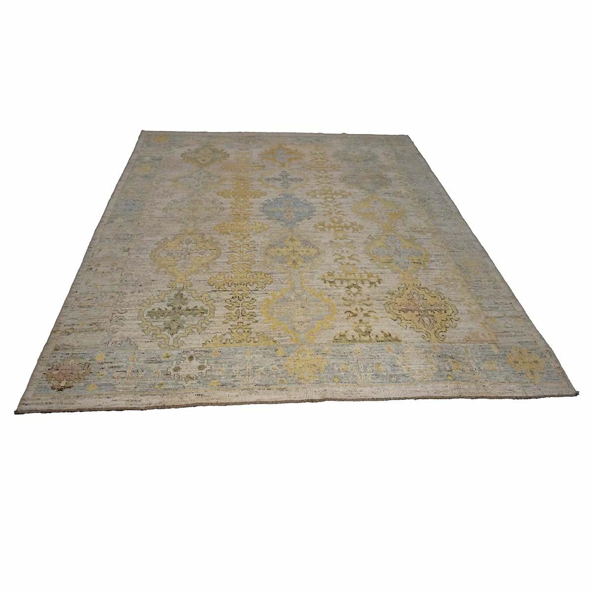   Ashly Fine Rugs présente un tapis turc Oushak 9x10 du 21e siècle, fabriqué à la main. Les tissages d'Oushak ont commencé juste au sud d'Istanbul, dans une région qui allait donner son nom au tapis, Oushak. Bien que les nomades aient d'abord
