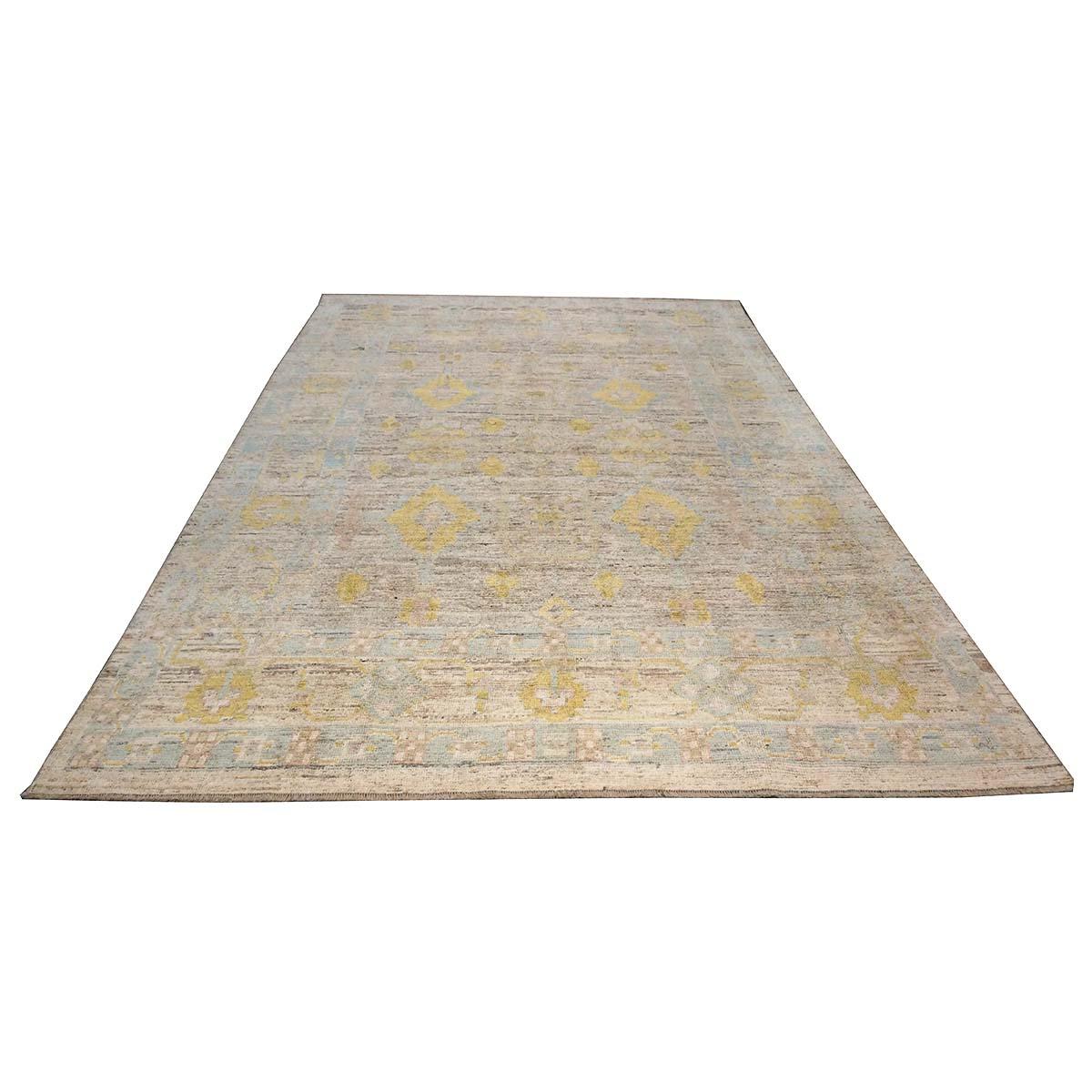   Ashly Fine Rugs présente un tapis turc Oushak 9x12 du 21e siècle, fabriqué à la main. Les tissages d'Oushak ont commencé juste au sud d'Istanbul, dans une région qui allait donner son nom au tapis, Oushak. Bien que les nomades aient d'abord