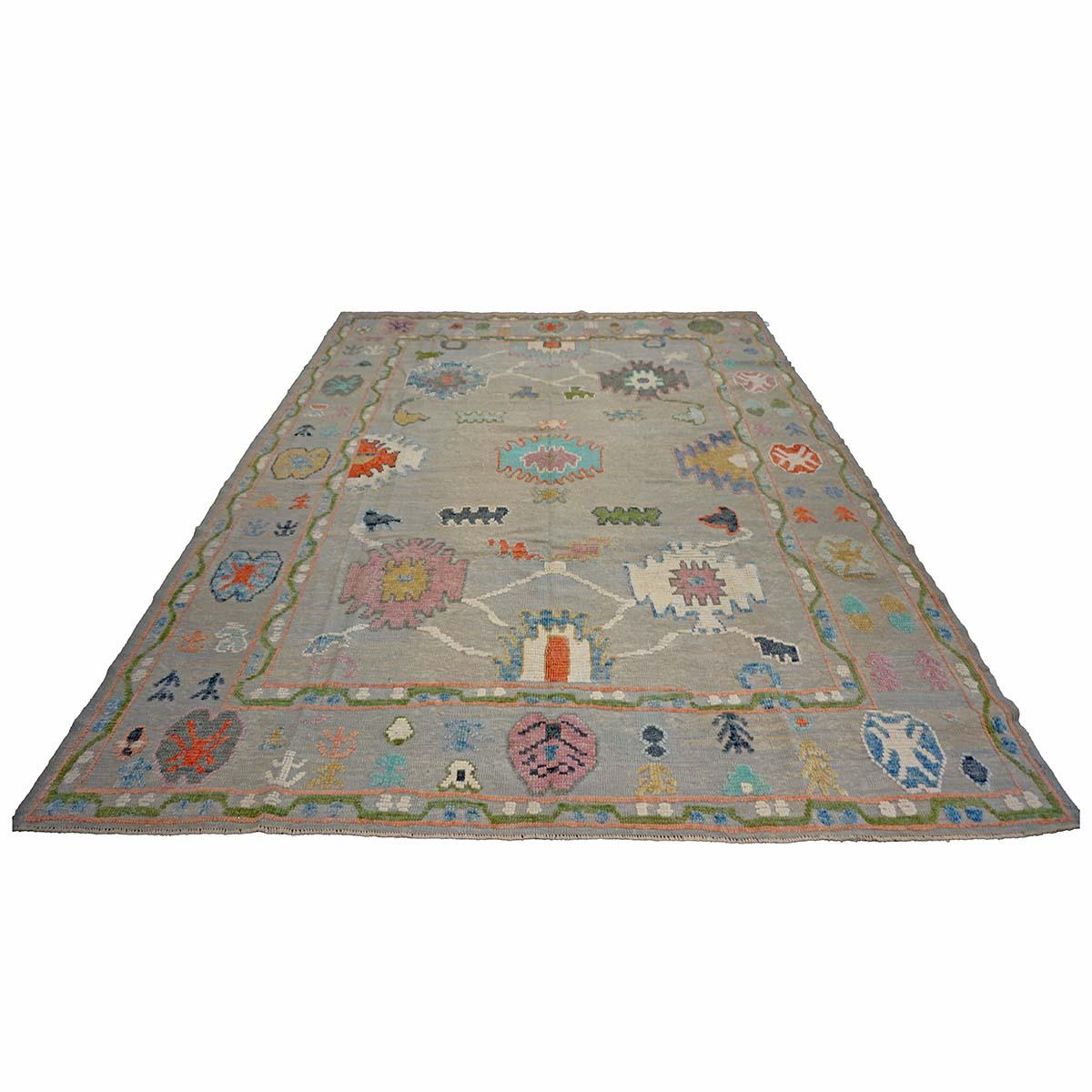   Ashly Fine Rugs präsentiert einen handgefertigten türkischen Oushak-Teppich 9x12 des 21. Jahrhunderts. Die Oushak-Knüpfungen begannen an einem Ort südlich von Istanbul, in einer Region, die zum Namensgeber des Teppichs wurde: Oushak. Obwohl die