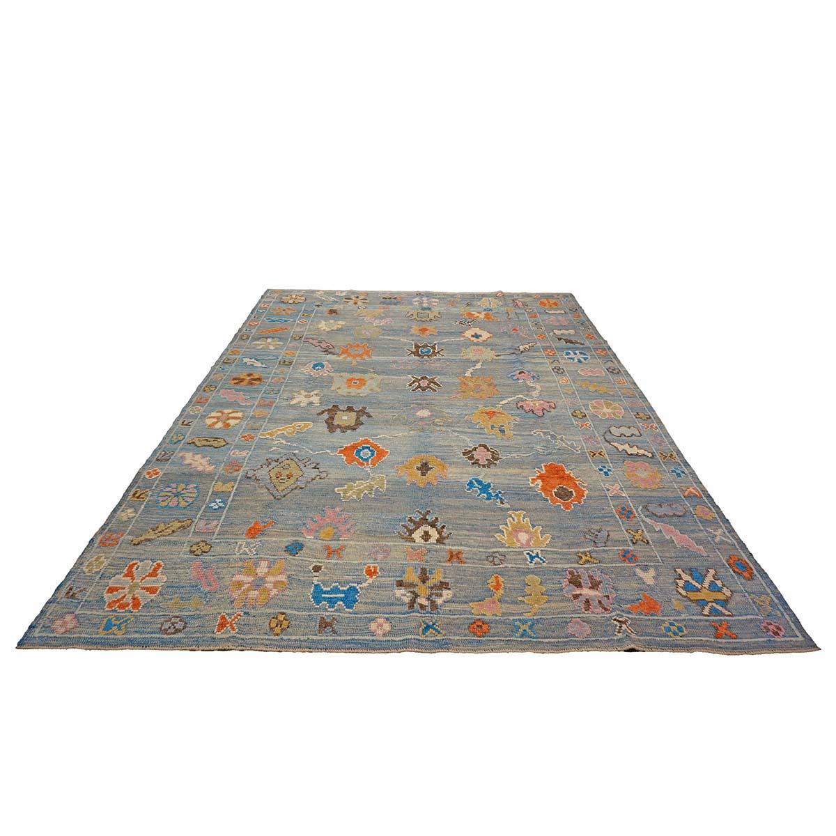   Ashly Fine Rugs präsentiert einen türkischen Oushak 9X12 handgefertigten Teppich des 21. Jahrhunderts. Die Oushak-Knüpfungen begannen an einem Ort südlich von Istanbul, in einer Region, die der Namensgeber des Teppichs werden sollte, Oushak.