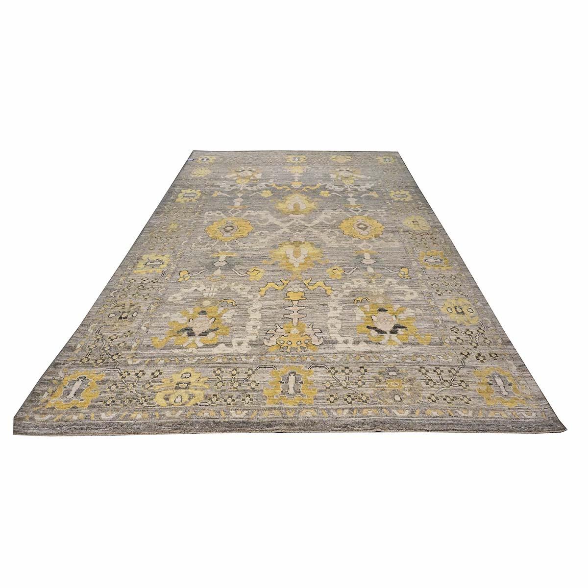   Ashly Fine Rugs presenta un tappeto turco Oushak 9x13 fatto a mano del XXI secolo. La tessitura di Oushak iniziò in una località a sud di Istanbul, in una regione che avrebbe dato il nome al tappeto, Oushak appunto. Sebbene all'inizio i nomadi