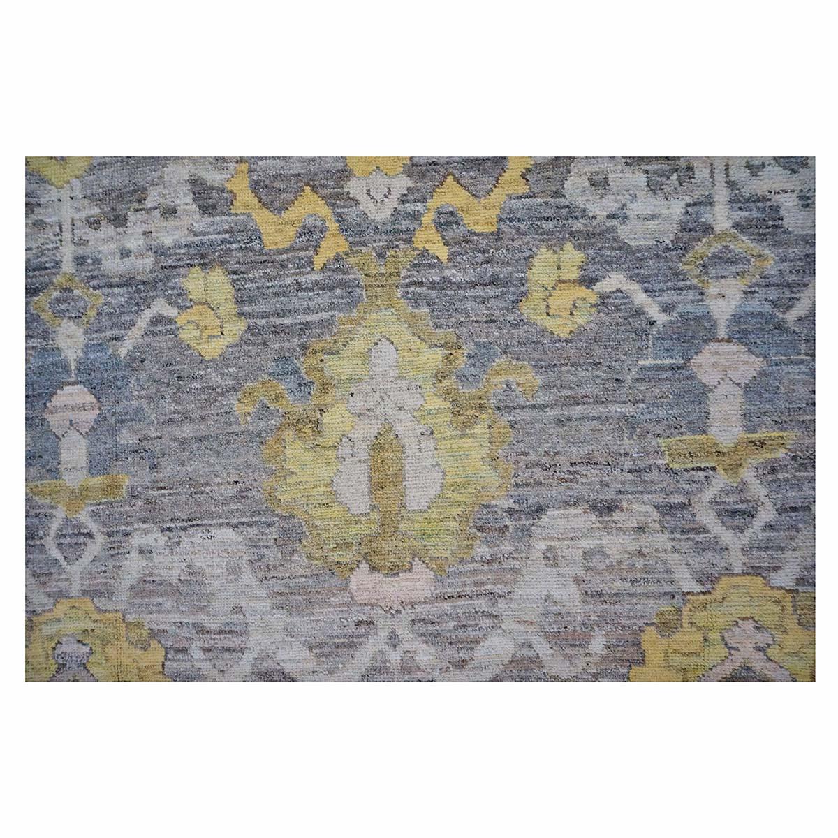 21e siècle Tapis de course turc Oushak 9X13 or, ivoire et gris fait à la main en vente 1