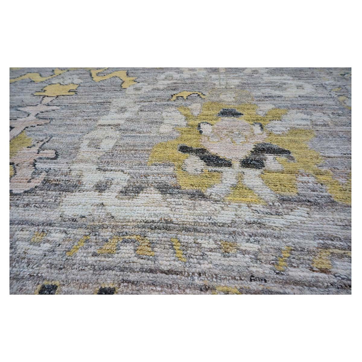 21e siècle Tapis de course turc Oushak 9X13 or, ivoire et gris fait à la main en vente 2