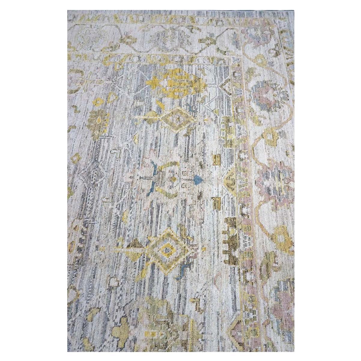   Ashly Fine Rugs presenta un tappeto turco Oushak 9x12 fatto a mano del XXI secolo. La tessitura di Oushak iniziò in una località a sud di Istanbul, in una regione che avrebbe dato il nome al tappeto, Oushak appunto. Sebbene all'inizio i nomadi