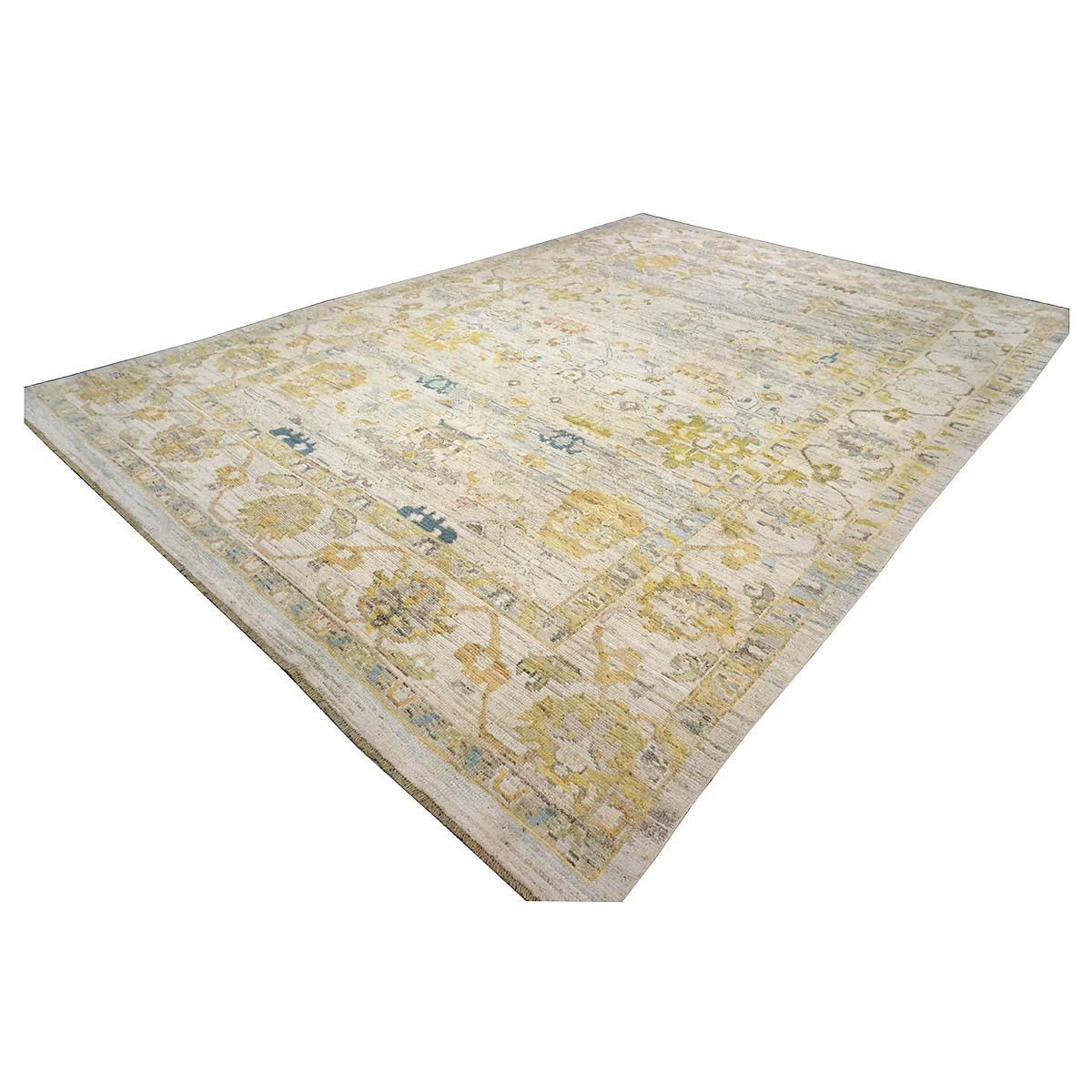 Turco Tappeto Oushak turco del 21° secolo 9X13 avorio e oro realizzato a mano in vendita