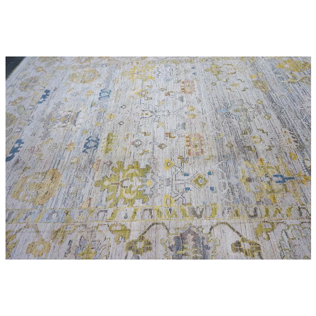 Tessuto a mano Tappeto Oushak turco del 21° secolo 9X13 avorio e oro realizzato a mano in vendita
