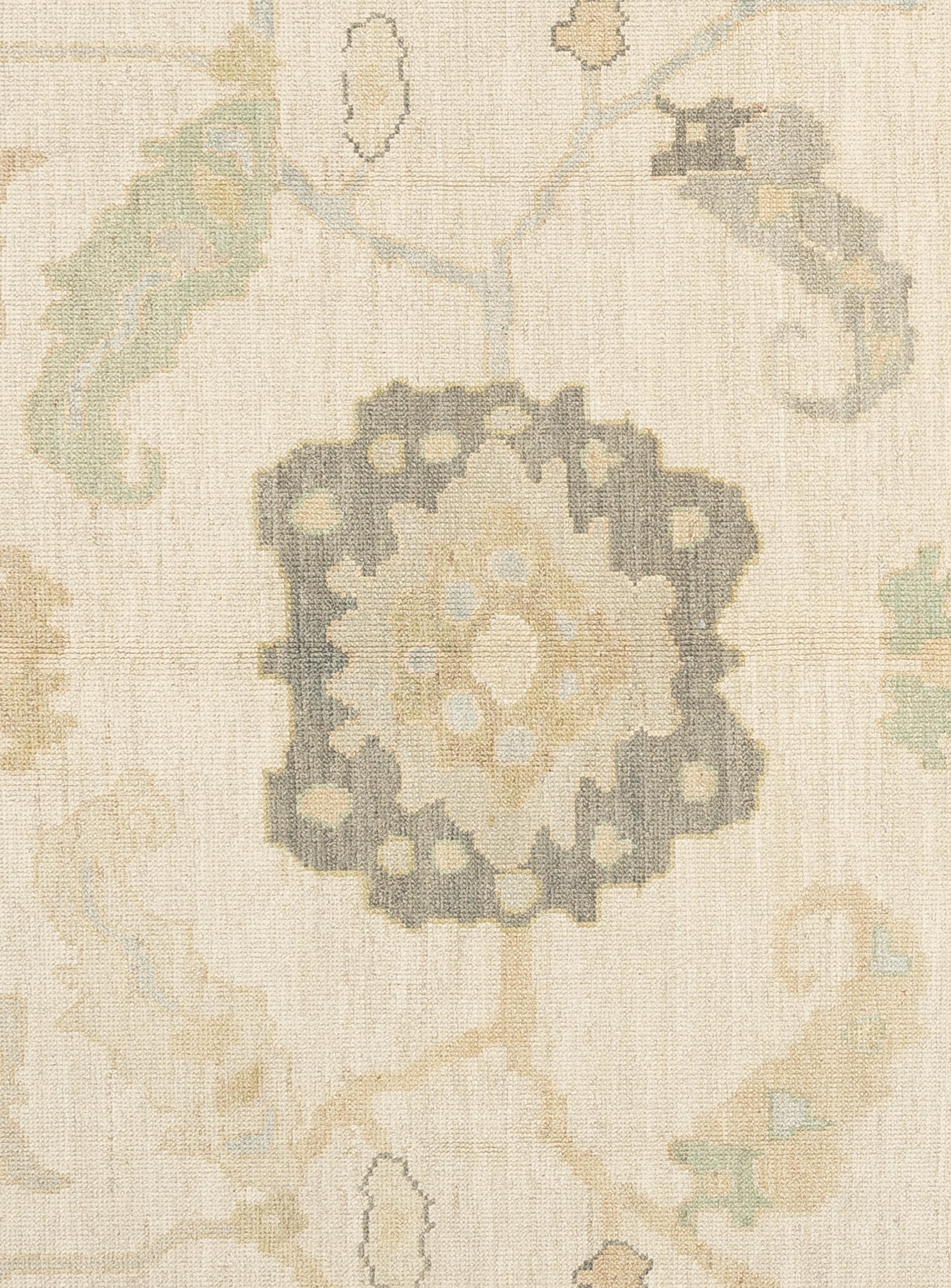 Cet exquis tapis turc Oushak est une véritable œuvre d'art, habilement tissée à la main par des artisans expérimentés selon des méthodes traditionnelles. Orné de motifs complexes et d'une palette de couleurs douces obtenues à partir de teintures