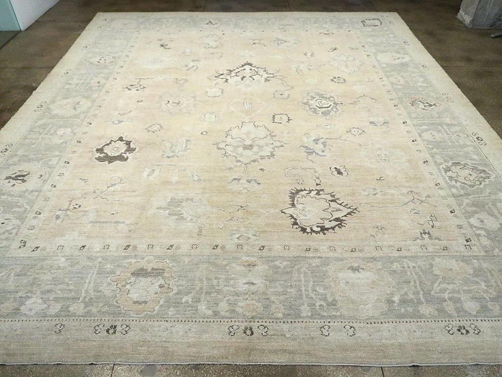 Un moderno tappeto turco Oushak oversize realizzato a mano nel XXI secolo.

Misure: 16' 0