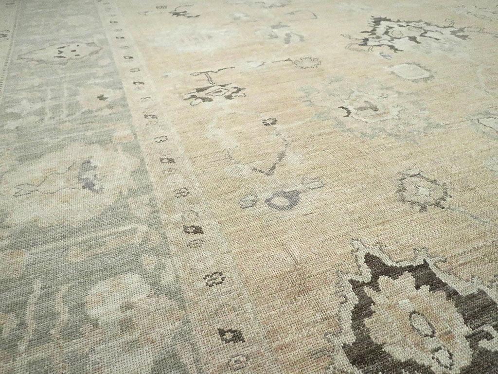 Turco Tappeto turco Oushak oversize del 21° secolo in vendita
