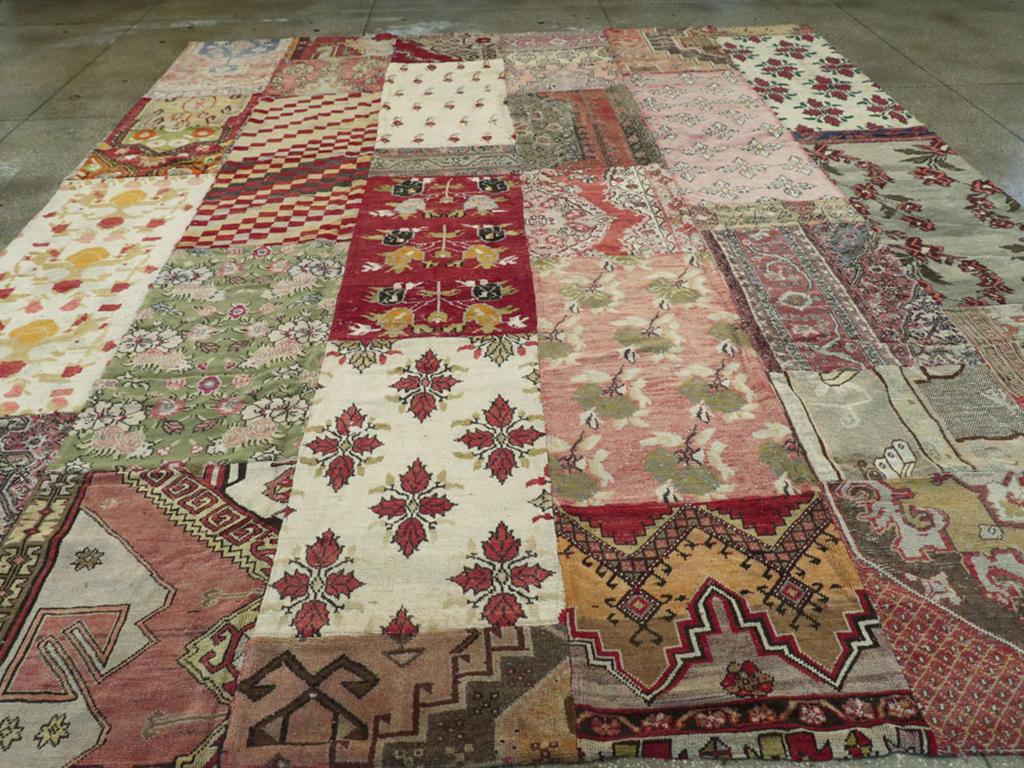 Ein moderner türkischer Patchwork-Teppich in Raumgröße, handgefertigt im 21. Jahrhundert unter Verwendung alter türkischer Teppiche aus der Mitte des 20.

Maße: 11' 6