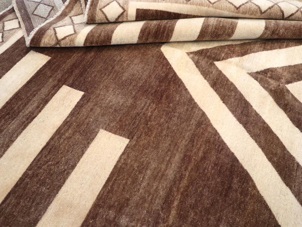 Türkischer Teppich im Stammesstil des 21. Jahrhunderts in Zimmergröße im Angebot 1