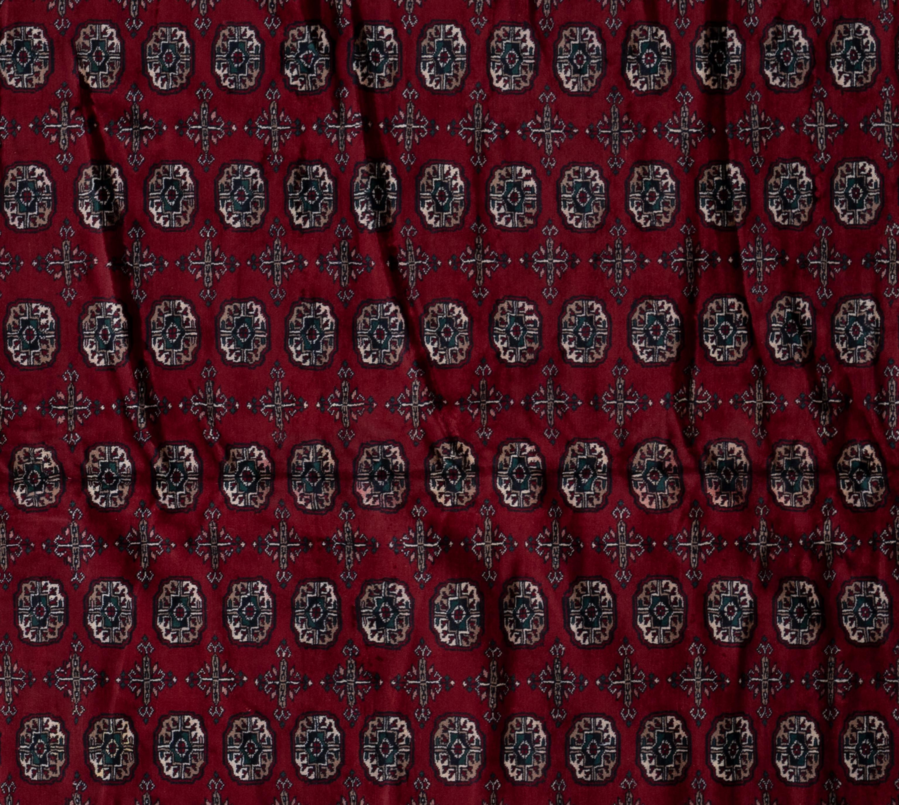 Les tapis turkmènes, tissés par le peuple turkmène d'Asie centrale, sont réputés pour leurs motifs saisissants, leurs couleurs vives et leur artisanat exceptionnel. Ces tapis traditionnels, souvent associés au mode de vie nomade des tribus