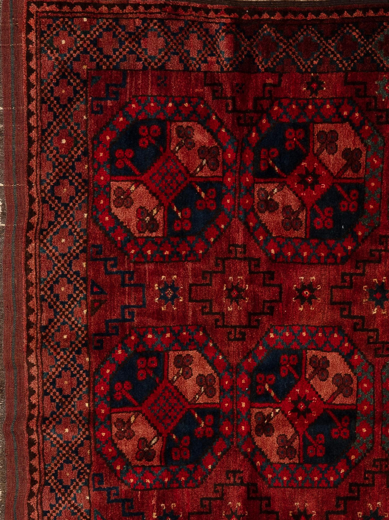 Ce tapis turkmène Tekke est un exemple remarquable de tissage tribal, reconnu pour sa laine fine, son nouage serré et ses riches motifs géométriques. Le champ est généralement rempli de rangées de guls octogonaux de Tekke, chacun méticuleusement