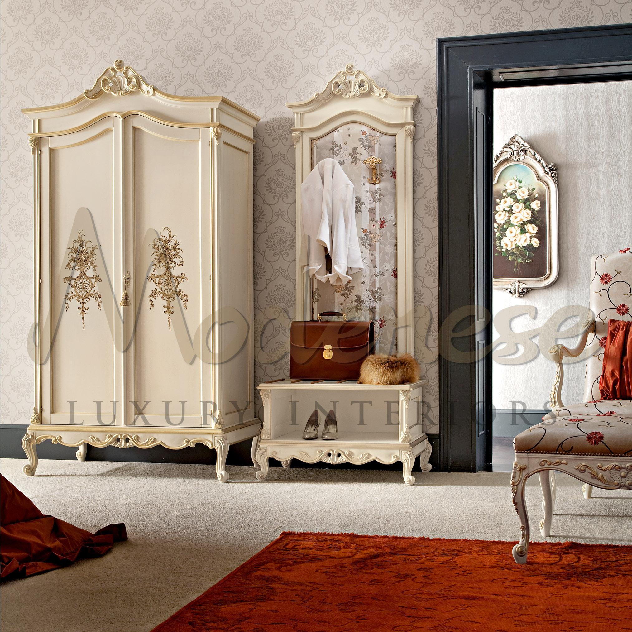 Exquisit gestalteter neoklassischer Kleiderschrank mit handgefertigten Schnitzereien und handverzierten Blattgoldapplikationen der italienischen Möbelmarke Modenese Gastone Interiors. Dieser elegante Casa Nova-Schrank - ideal für klassische und