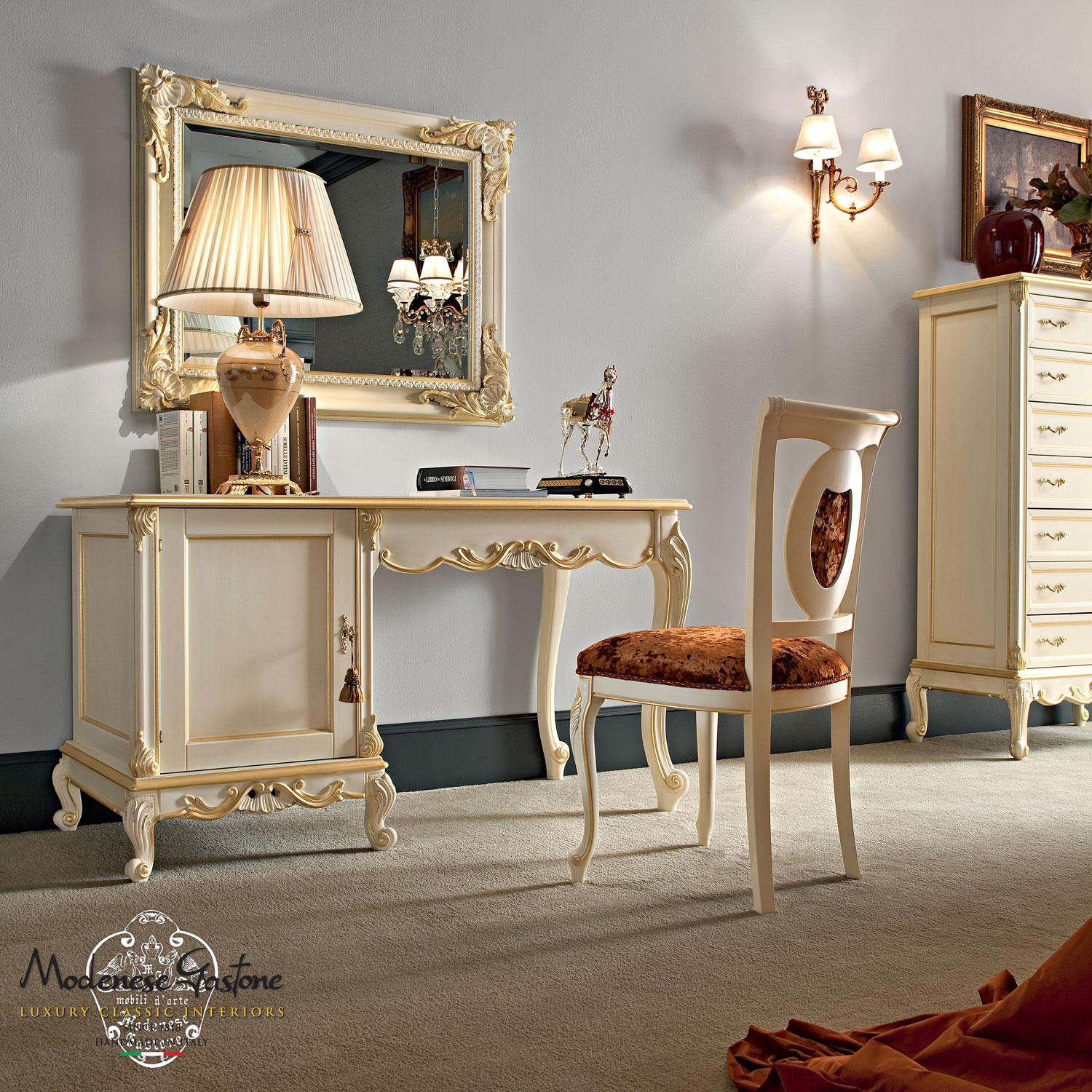 Appliqué Armadio neoclassico a due ante del XXI secolo di Modenese Gastone, bianco in vendita
