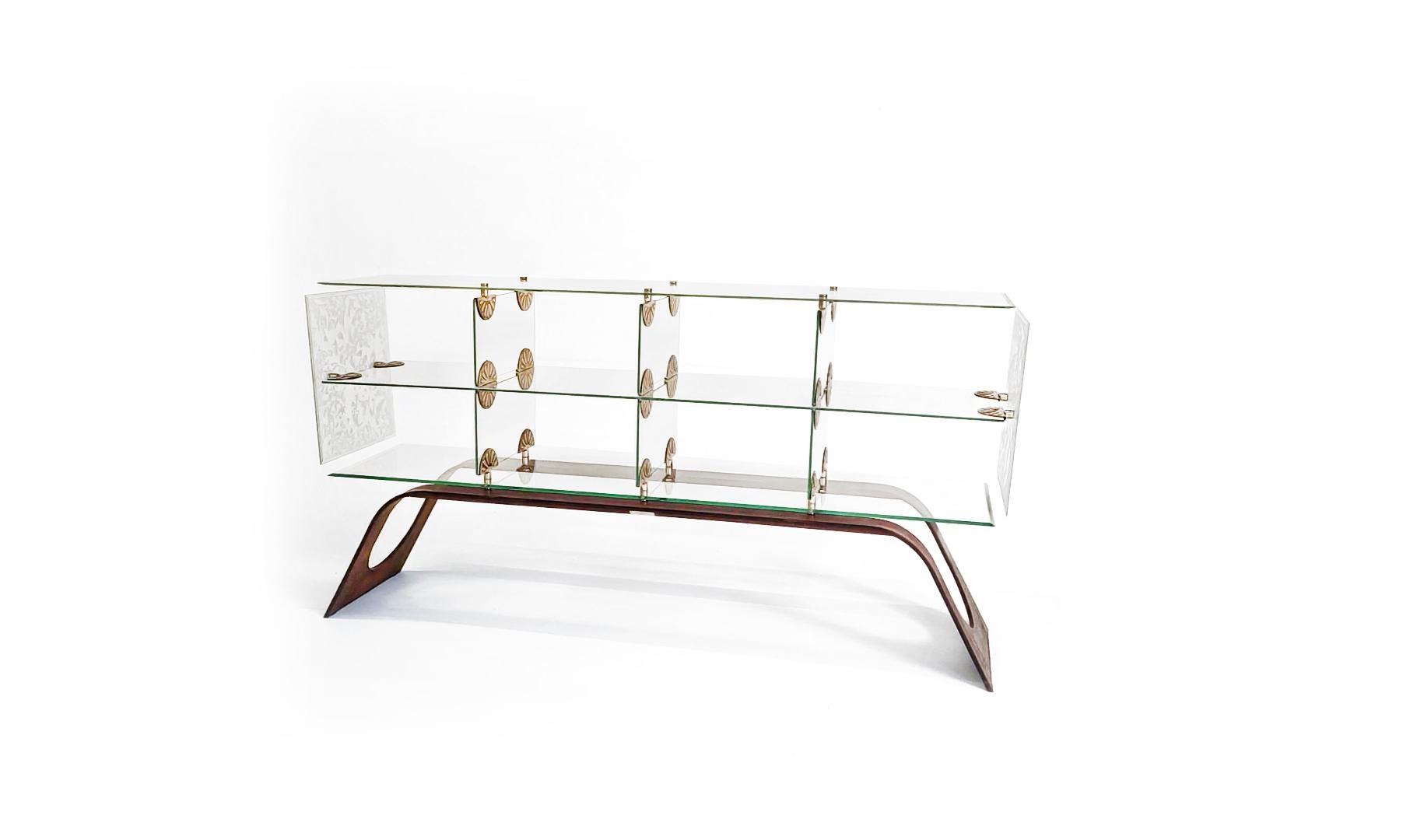 Sauvegarde is a console made of glass, brass, and oxidized steel. It is an artistic piece of furniture that should he handled with
the utmost care. The aesthetics of the furmiture and the delicacy of the brass joints give this work its elegance and