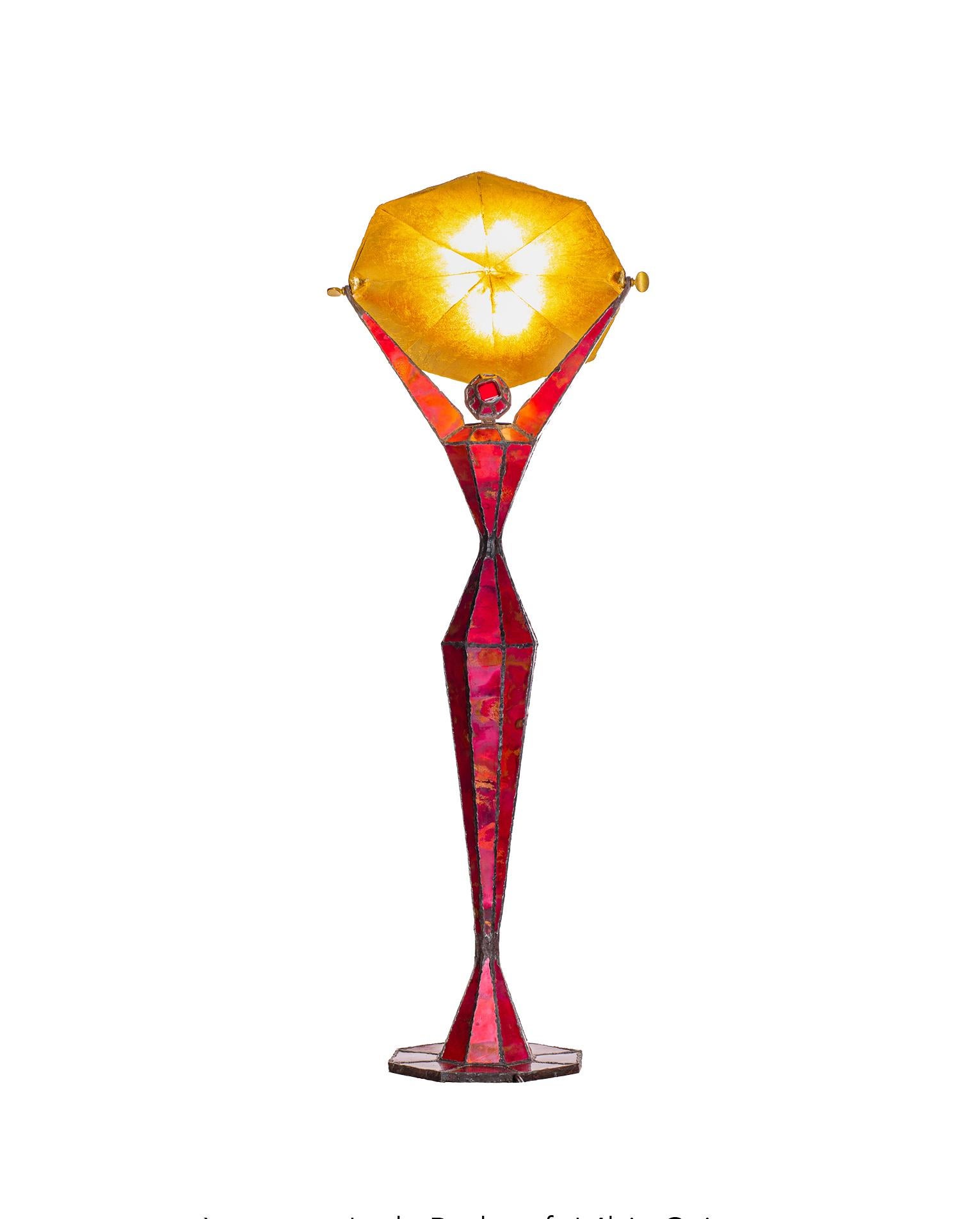 Lampe sculpturale unique du 21e siècle Lady Red par Fantôme

Cuivre oxydé patiné ;
Réflecteur basculant en or
Cabochon amovible pour une couleur dorée ou rouge 
h. 37.4'' x ø 13.8''
Pièce unique, signée, livrée avec un certificat