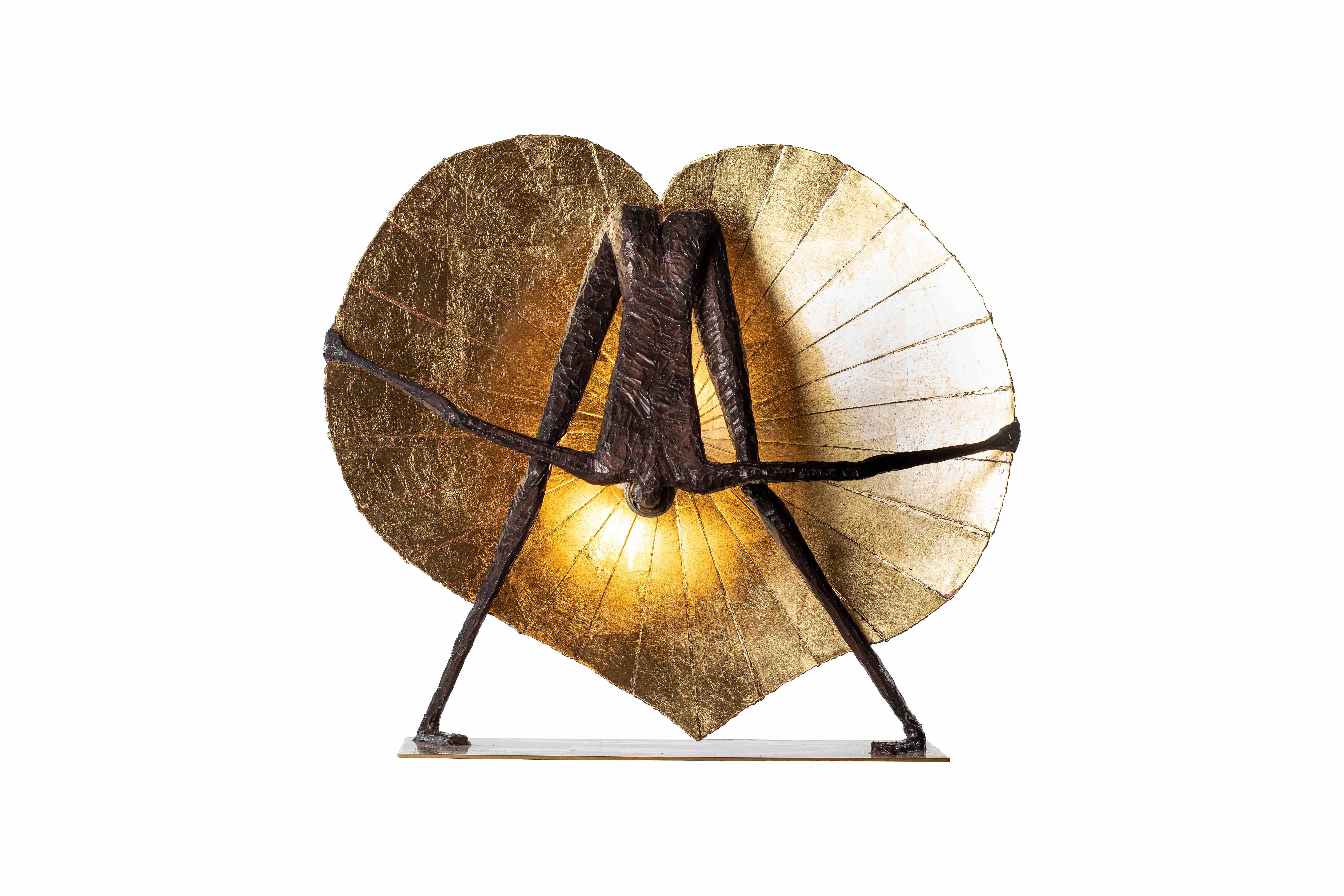 Doré 21e siècle Lampe de table sculpturale unique Écoute Ton Cœur par Fantôme en vente