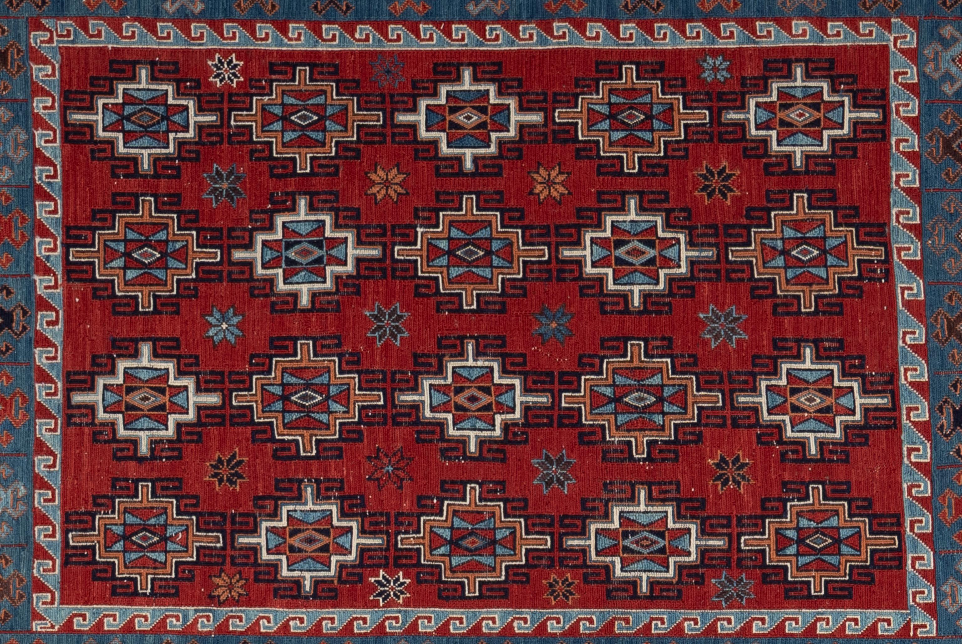 Ein usbekischer Teppich ist eine wunderschöne Darstellung zentralasiatischer Kunstfertigkeit, reich an Farben, Geschichte und kompliziertem Design. Diese Teppiche werden von erfahrenen russischen Handwerkern handgewebt und sind für ihre lebhaften