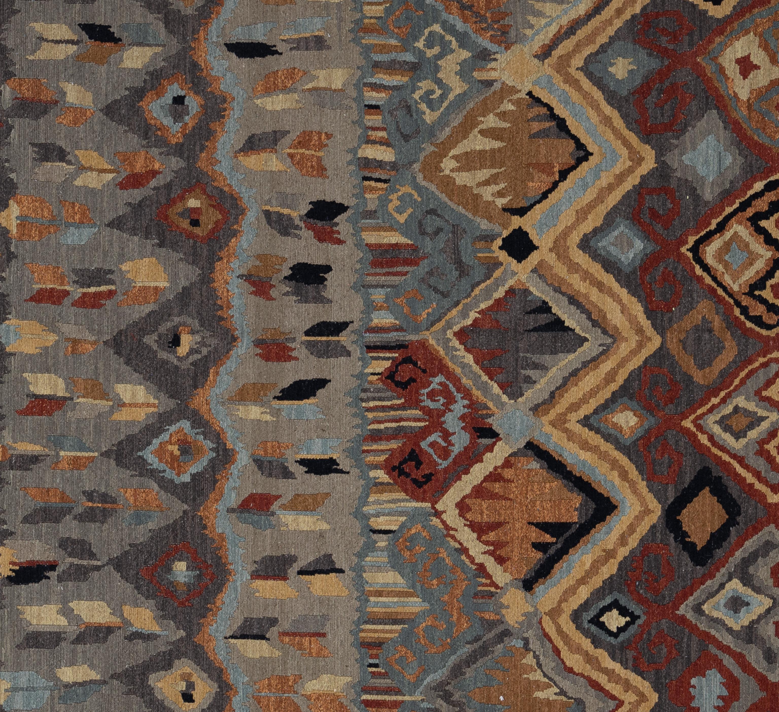 Ein usbekischer Teppich ist eine wunderschöne Darstellung zentralasiatischer Kunstfertigkeit, reich an Farben, Geschichte und kompliziertem Design. Diese von geschickten Handwerkern handgewebten Teppiche sind für ihre lebhaften Muster bekannt, die