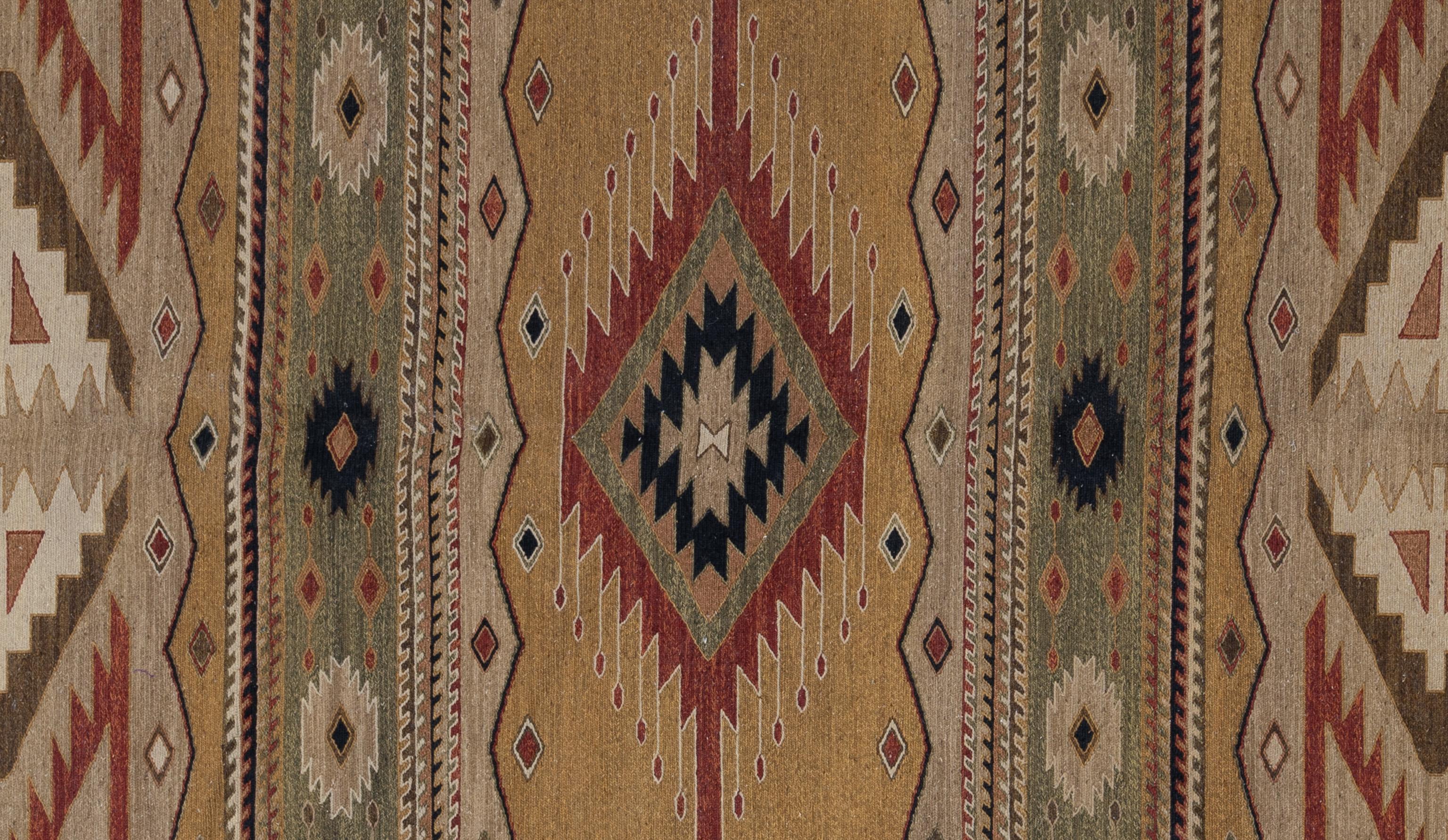 Ein usbekischer Teppich ist eine wunderschöne Darstellung zentralasiatischer Kunstfertigkeit, reich an Farben, Geschichte und kompliziertem Design. Diese von erfahrenen Handwerkern handgewebten Teppiche sind für ihre lebhaften Muster bekannt, die