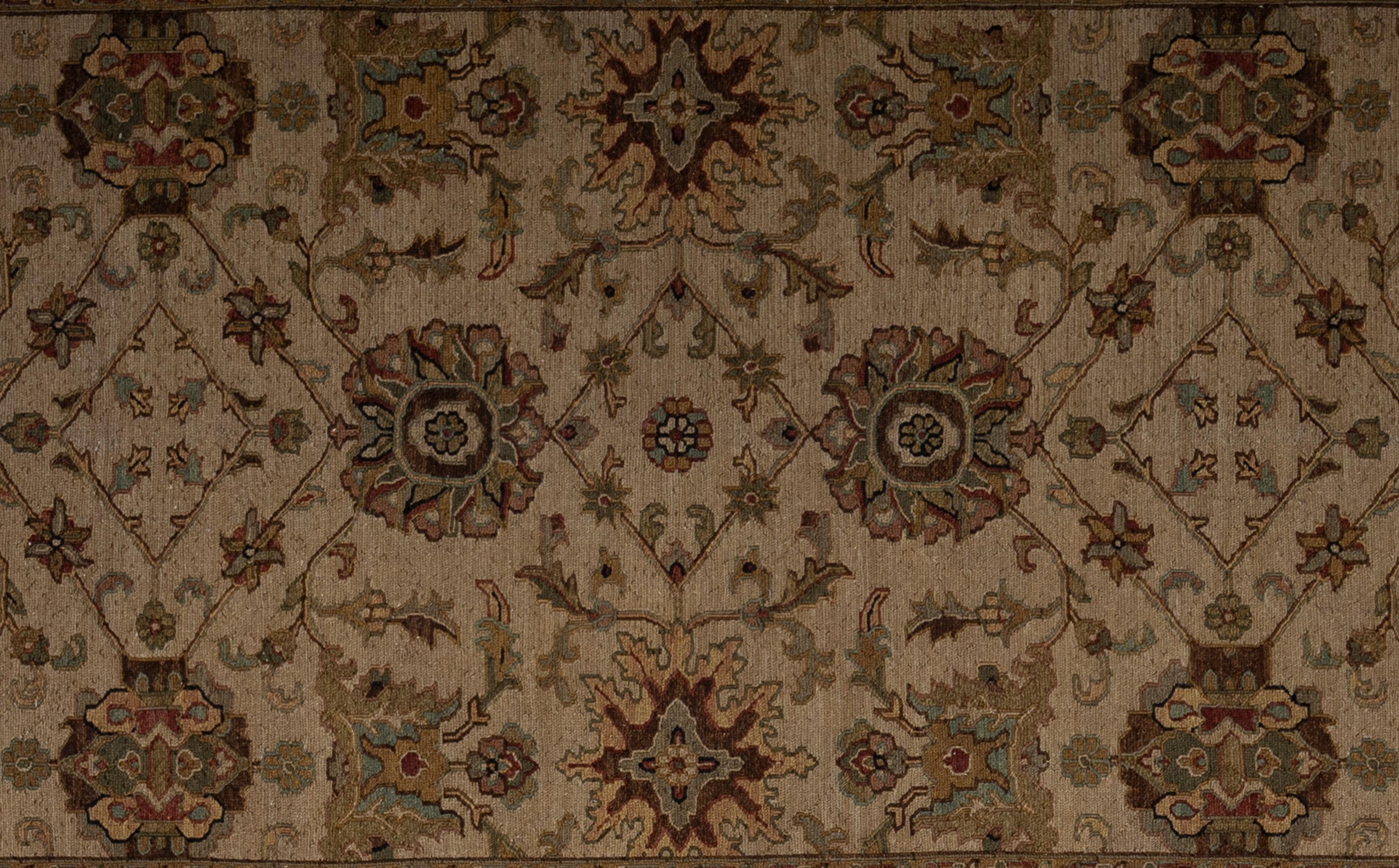 Ce tapis de style ouzbek tissé à la main en Inde présente un design tribal audacieux et complexe, caractérisé par de riches tons de rouge, d'or, de crème et de bleu sourd. La présentation comporte trois panneaux verticaux proéminents, chacun orné de