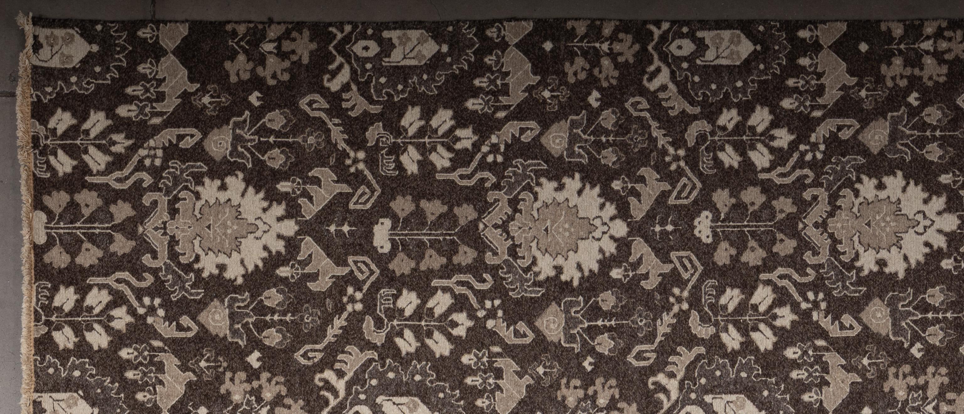 Questo tappeto indiano in stile uzbeko, tessuto a mano, mostra un disegno tribale audace e intricato, caratterizzato da ricchi toni rossi, oro, crema e blu tenue. Il layout presenta tre pannelli verticali di rilievo, ognuno dei quali è ornato da