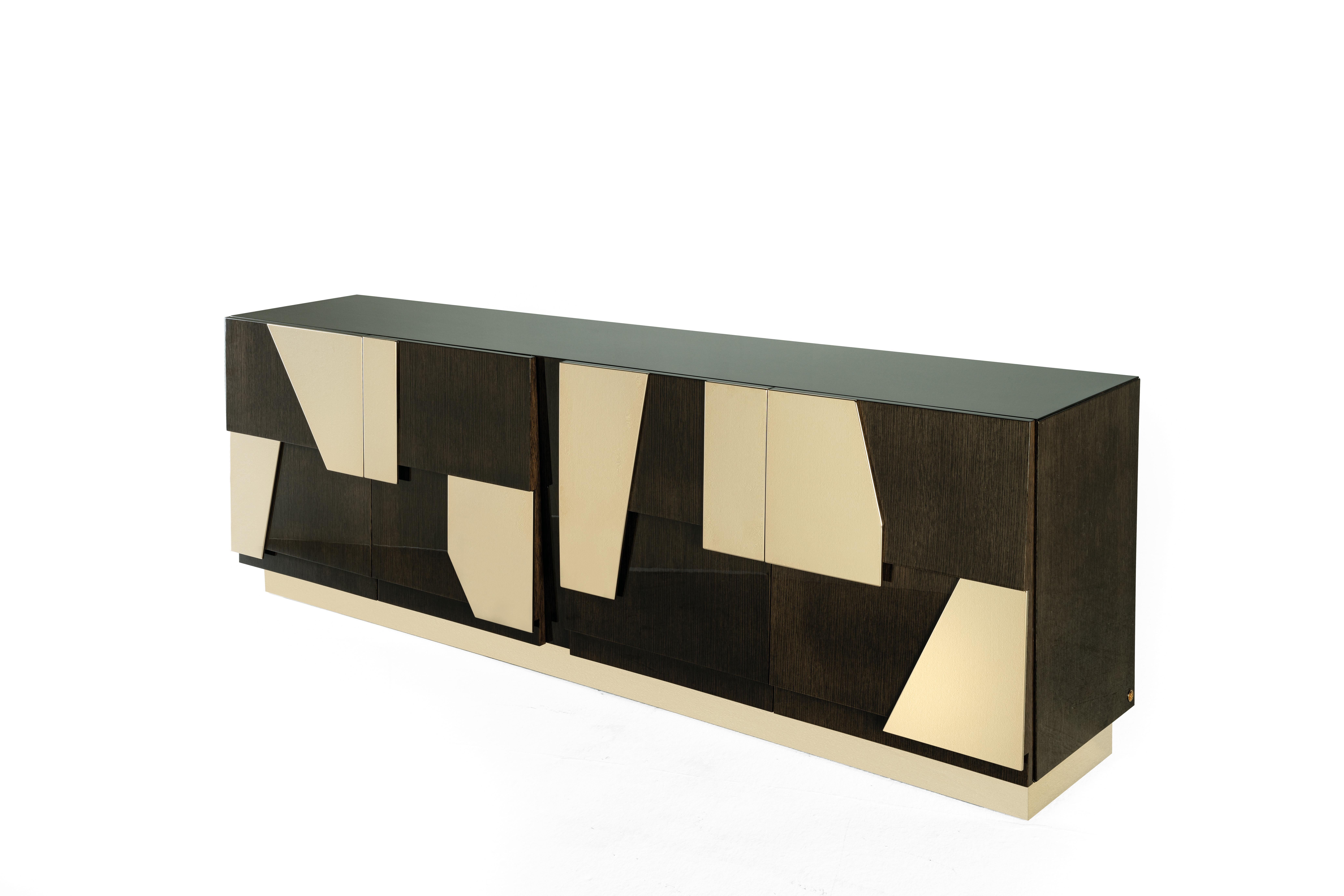 Precious and refined materials and a scenographic asymmetrical composition. These are the main characteristics that define the Vaal sideboard, whose original design is the result of an unprecedented combination of non-symmetrical elements. A perfect