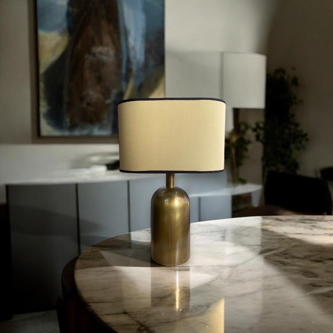 La lampe Valeria allie l'élégance d'une époque révolue à une touche contemporaine, créant ainsi une pièce d'éclairage captivante. Mesurant 46x20 cm, cette lampe exquise met en valeur une esthétique intemporelle, fabriquée avec des détails méticuleux