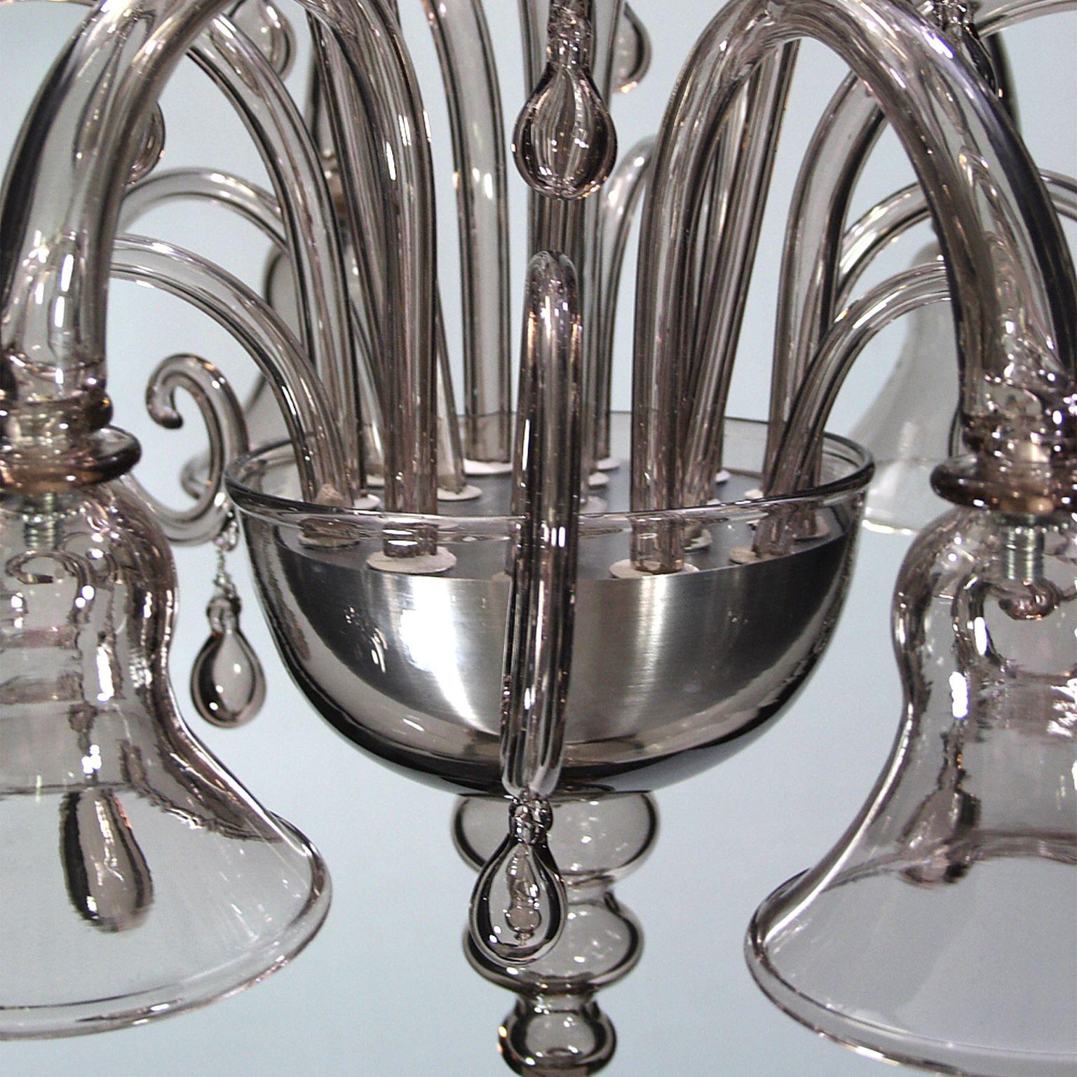 Questo lampadario in vetro veneziano in vetro di Murano liscio ametista e dettagli in ametista e pastorali.
È caratterizzata da una forma romantica e delicata. Il gambo è caratterizzato da dettagli in vetro di forma rotonda e rettilinea. Le gocce di