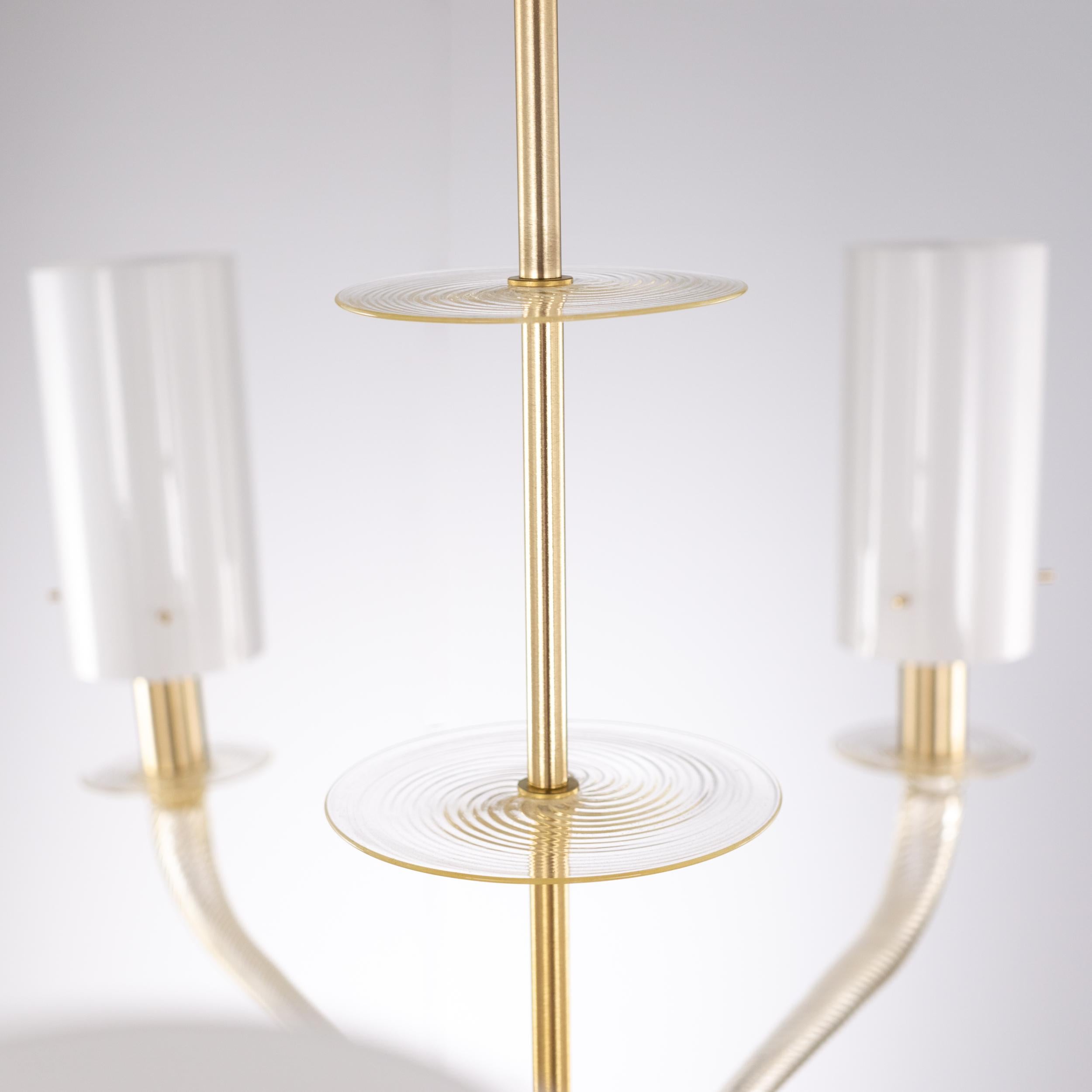 Venetian chandelier Tribeca, 7 arms, white Murano glass, gold fixture by Multiforme.
Tribeca is a design Murano glass chandelier totally re-invented with respect to Classic venetian chandeliers, it is designed using new structures and new elements;