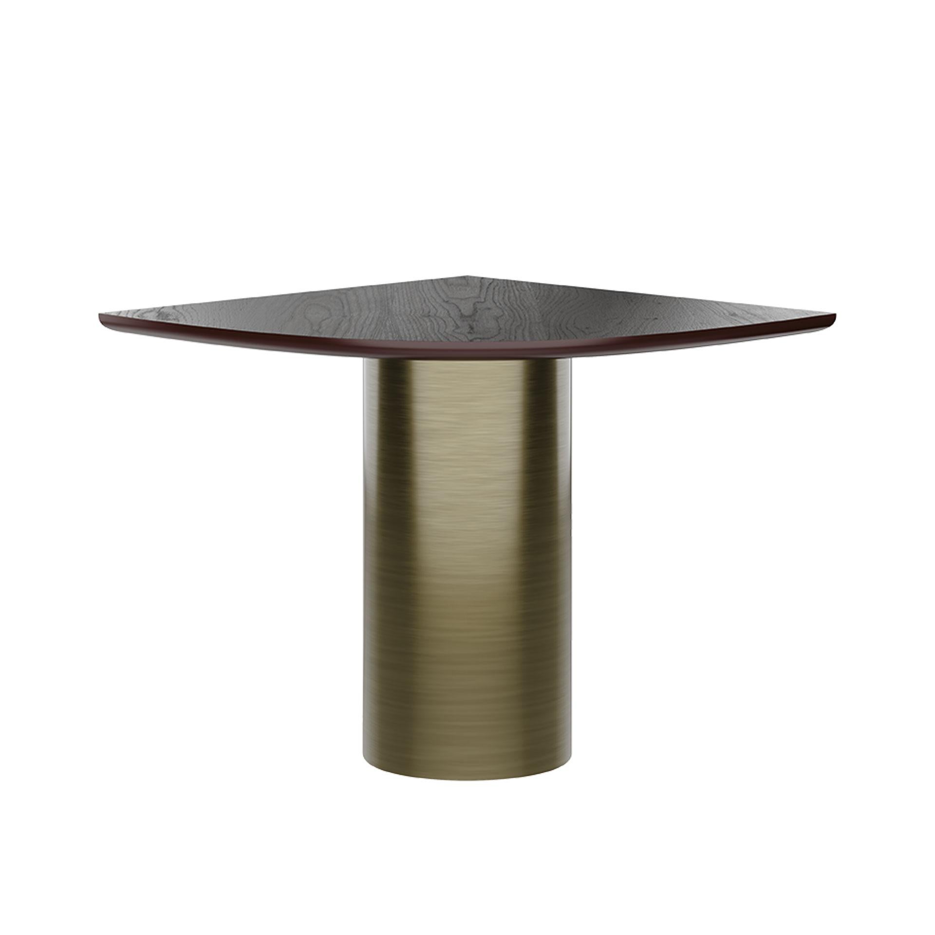 Con la serena belleza de Vermont como inspiración, los diseñadores de Porus Studio concibieron esta mesa de comedor curva como un homenaje a la elegancia orgánica y el encanto intemporal del estado. Elaborado con los mejores materiales, refleja los