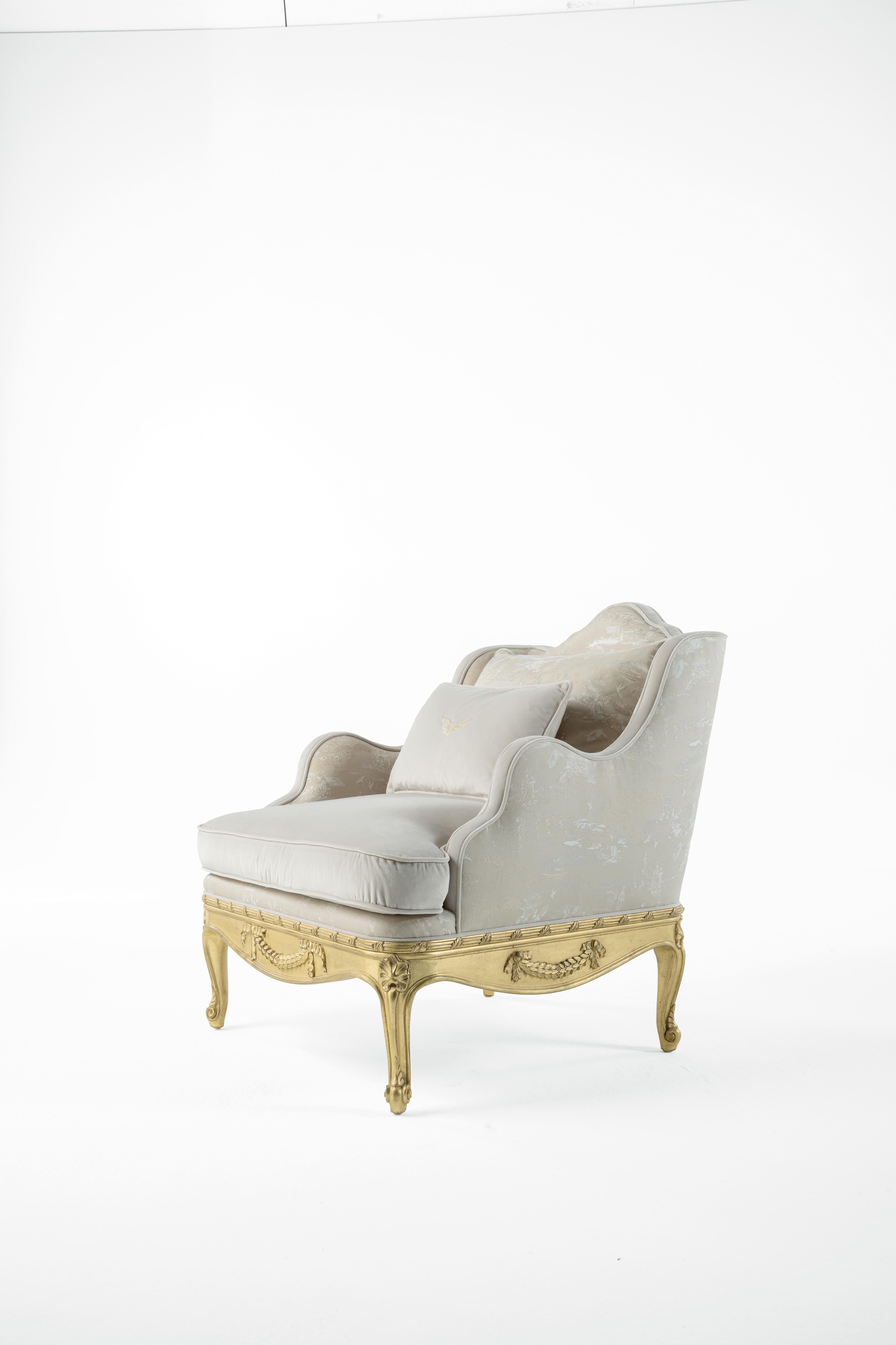 Des lignes séduisantes et des détails précieux pour la collection Eglantine. Ses formes douces et accueillantes sont embellies par un profil sculpté à la main avec une finition à la feuille d'or. Le mobilier parfait pour un cadre luxueux et élégant,