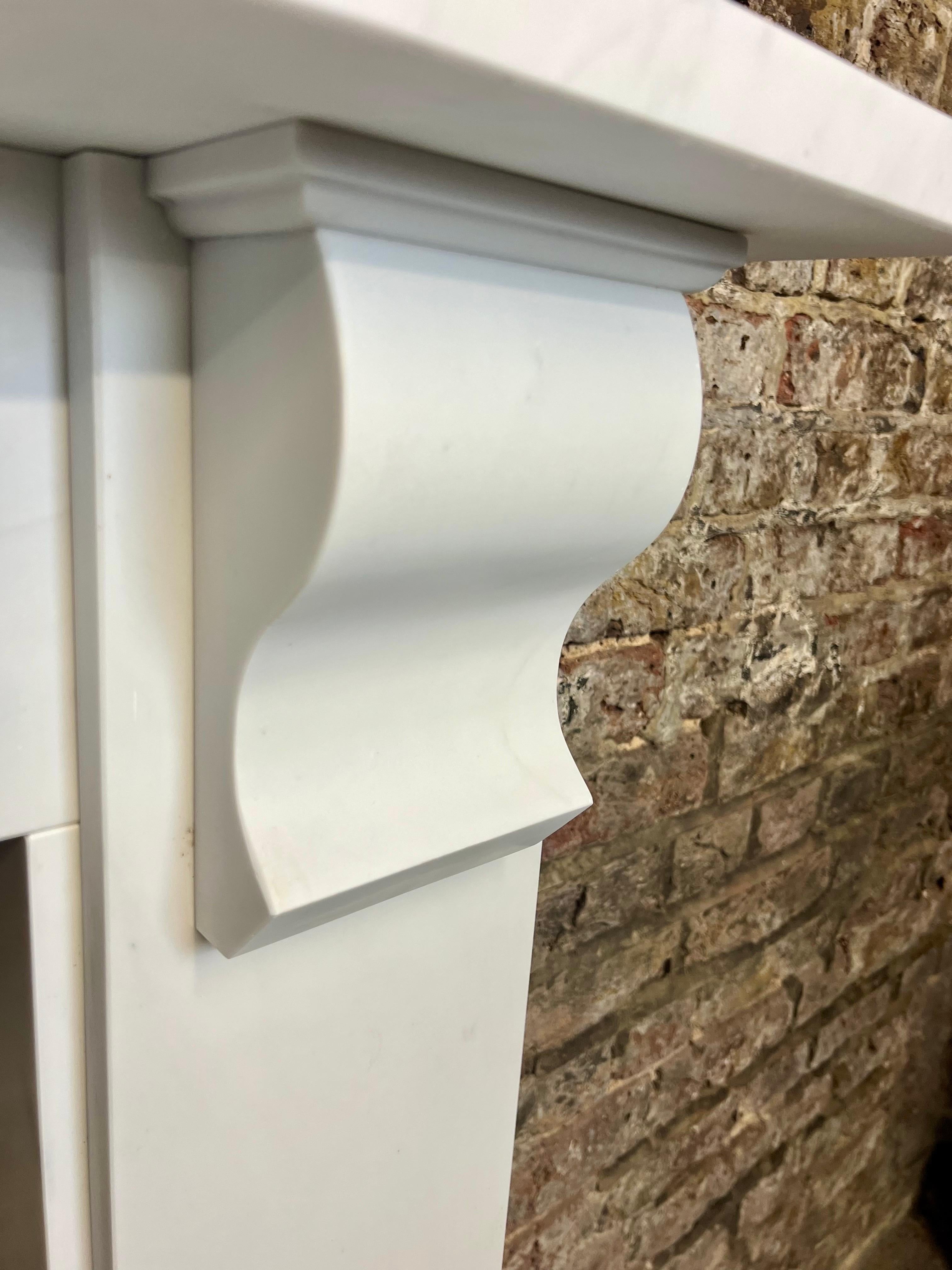 Cheminée victorienne du 21e siècle sculptée en marbre de Corbel en vente 2